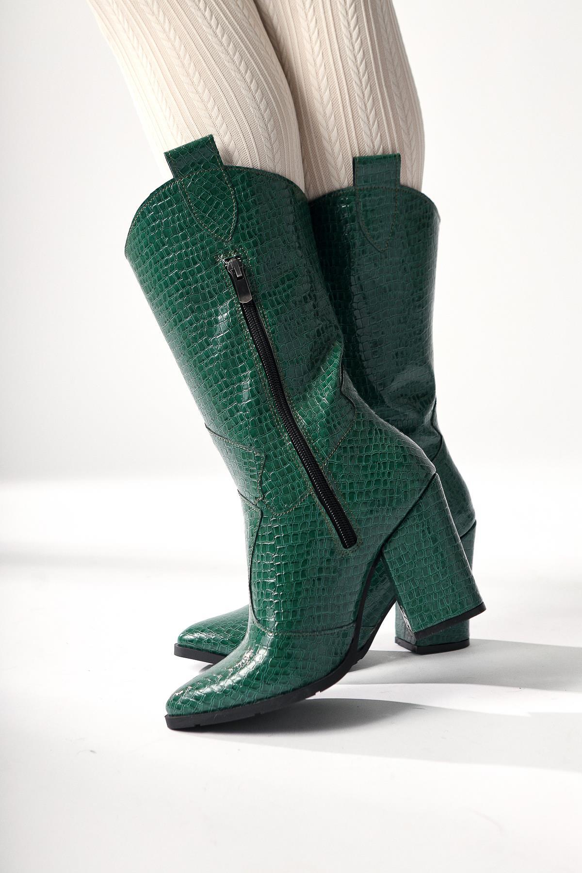 Keri – Grün Kroko-Prägung kniehoher Stiefel mit asymmetrischem Schnitt und Absatz (Damen)