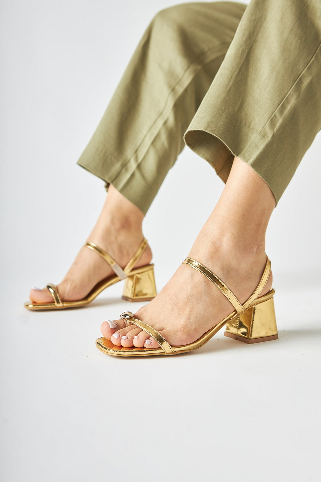 Selenya Goldene Zehentrenner mit Schnallendetail für Frauen