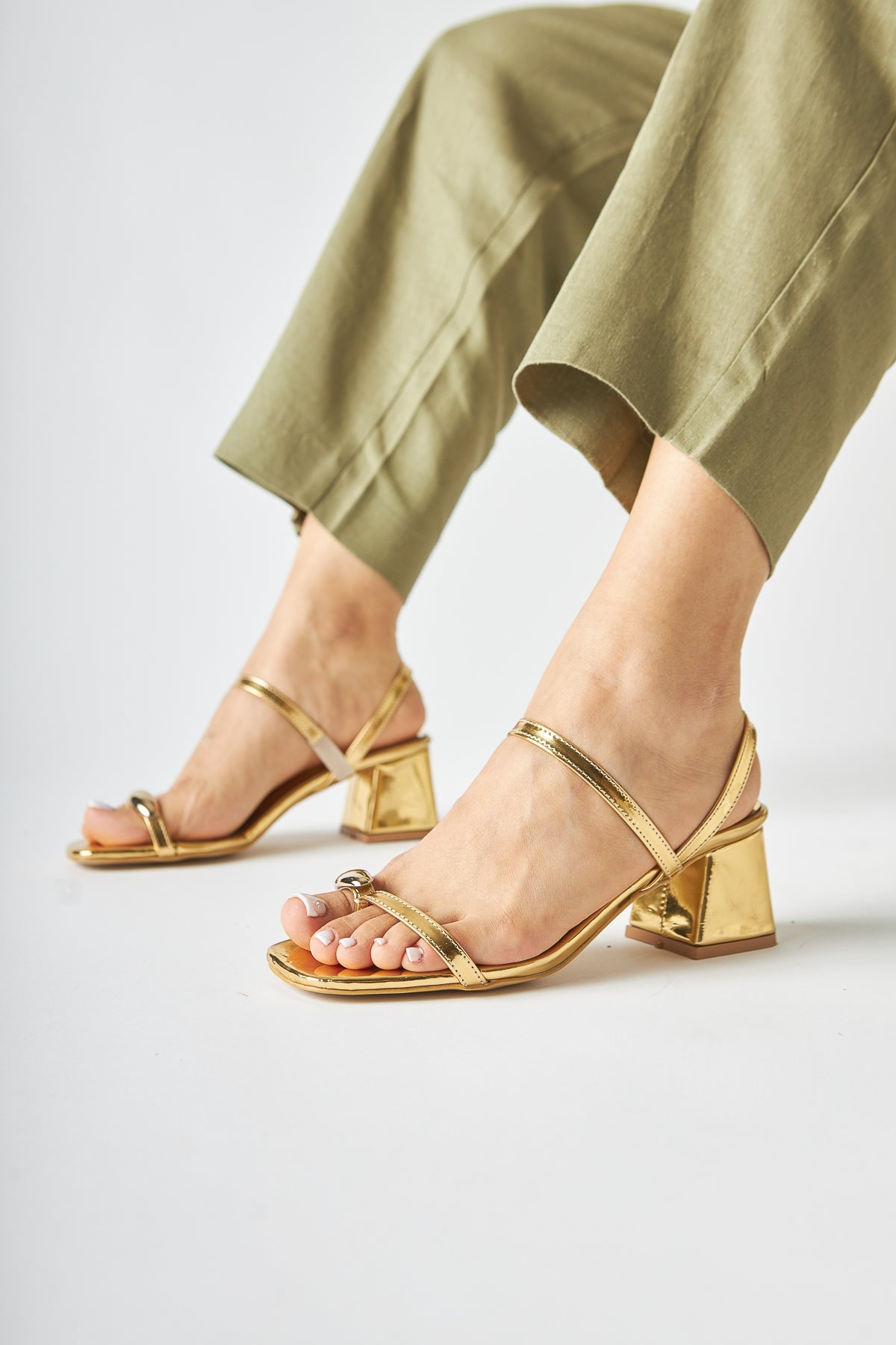 Selenya Goldene Zehentrenner mit Schnallendetail für Frauen