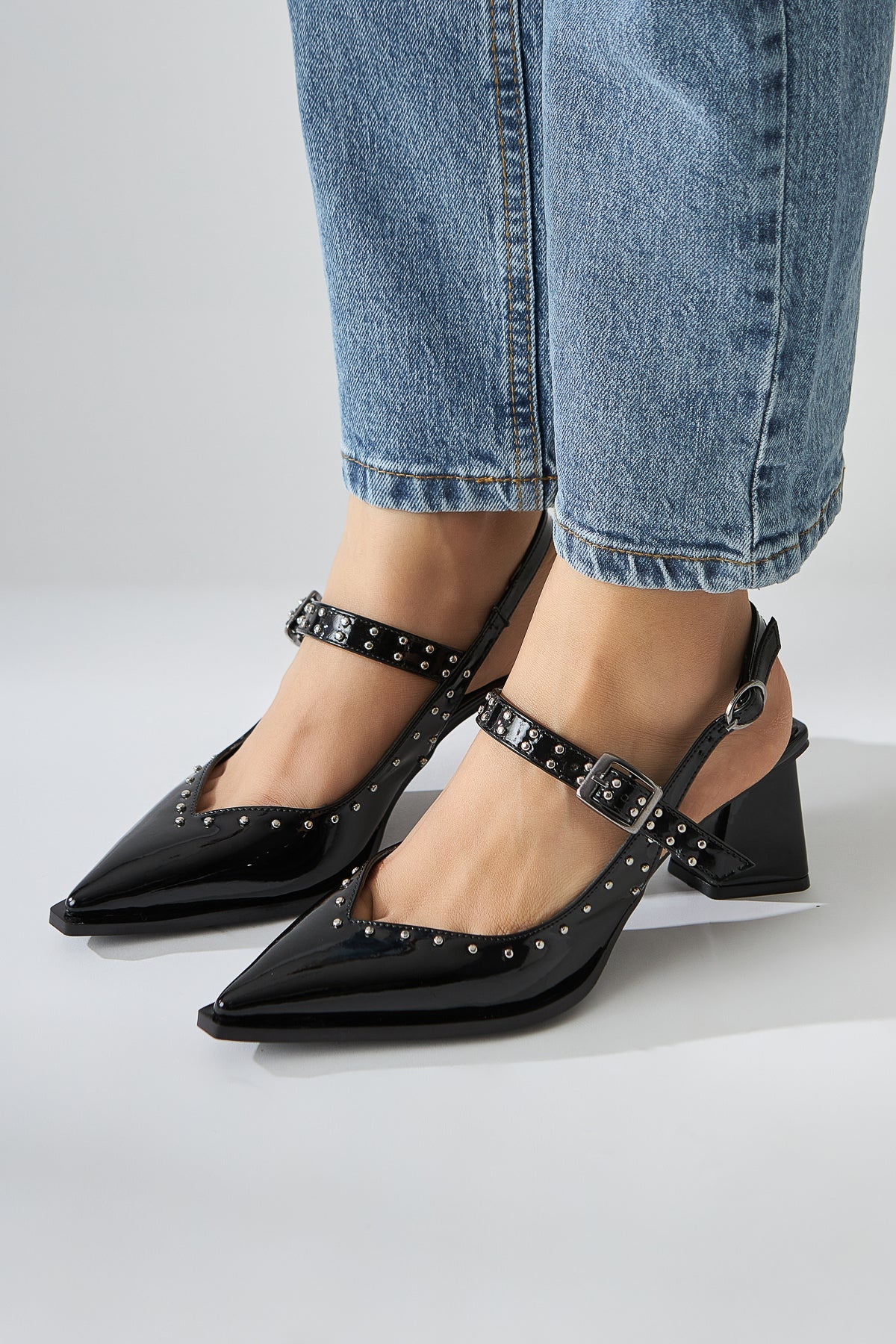 Nuria Schwarze Lackleder Spitze-Zehen Riemen Damen Sandalen