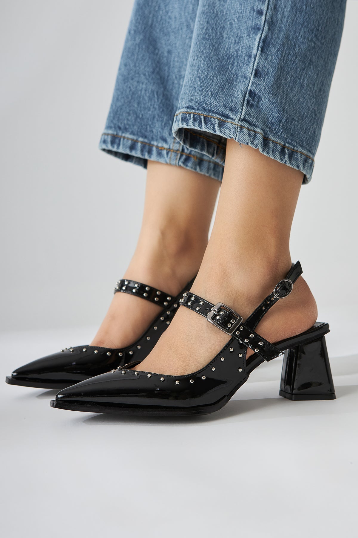 Nuria Schwarze Lackleder Spitze-Zehen Riemen Damen Sandalen