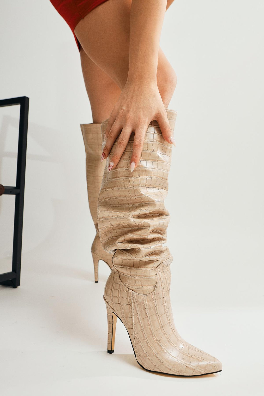 Nenya – Beige Kroko-Prägung Overknee-Stiefel mit spitzer Zehenpartie und Stilettoabsatz (Damen)