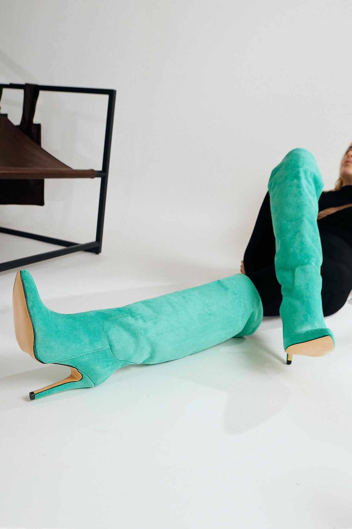 Nenya – Grün gemustertes Velours Overknee-Stiefel mit spitzer Zehenpartie und Stilettoabsatz (Damen)