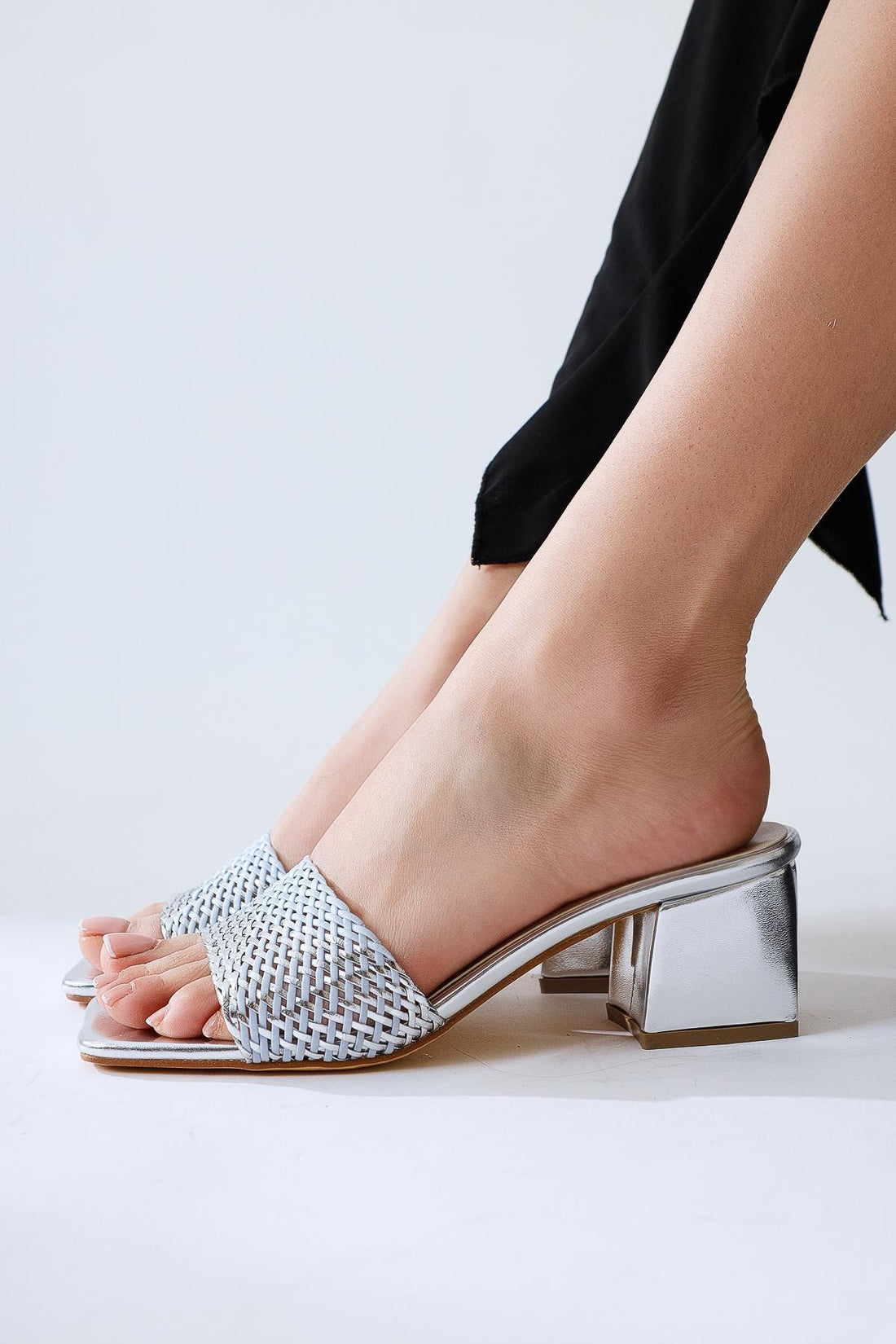 Lemonie – Silber Slide mit geflochtenem Riemen und niedrigem Absatz (Damen)