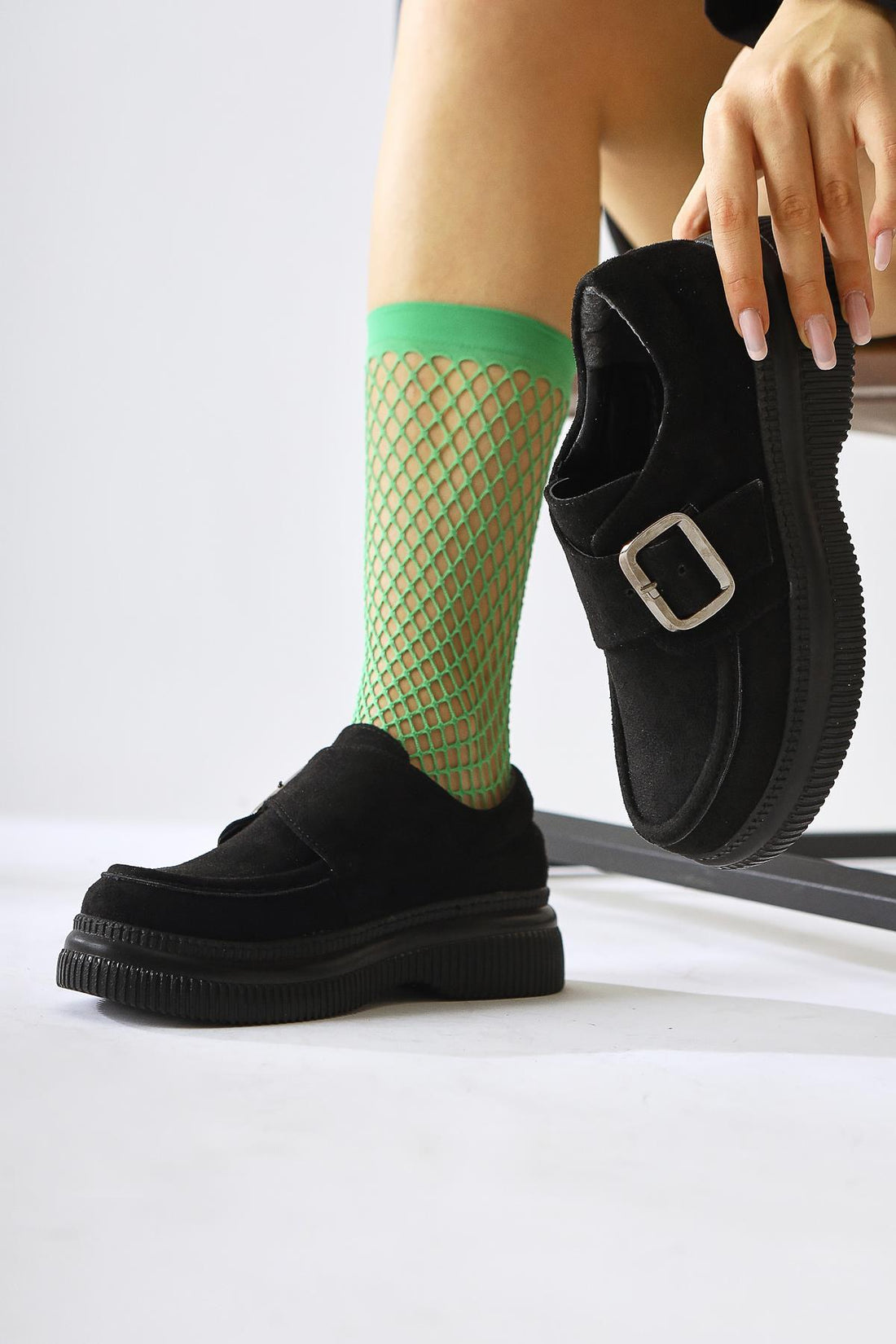 Evrim Schwarzer Wildleder Freizeitschuh mit Schnallen-Detail