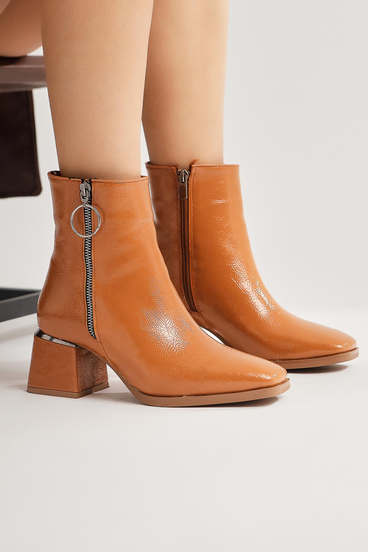 Deyana Taba Knittertes Lackleder mit Reißverschluss Accessorized Stiefel