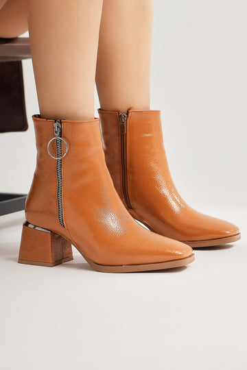 Deyana Taba Knittertes Lackleder mit Reißverschluss Accessorized Stiefel