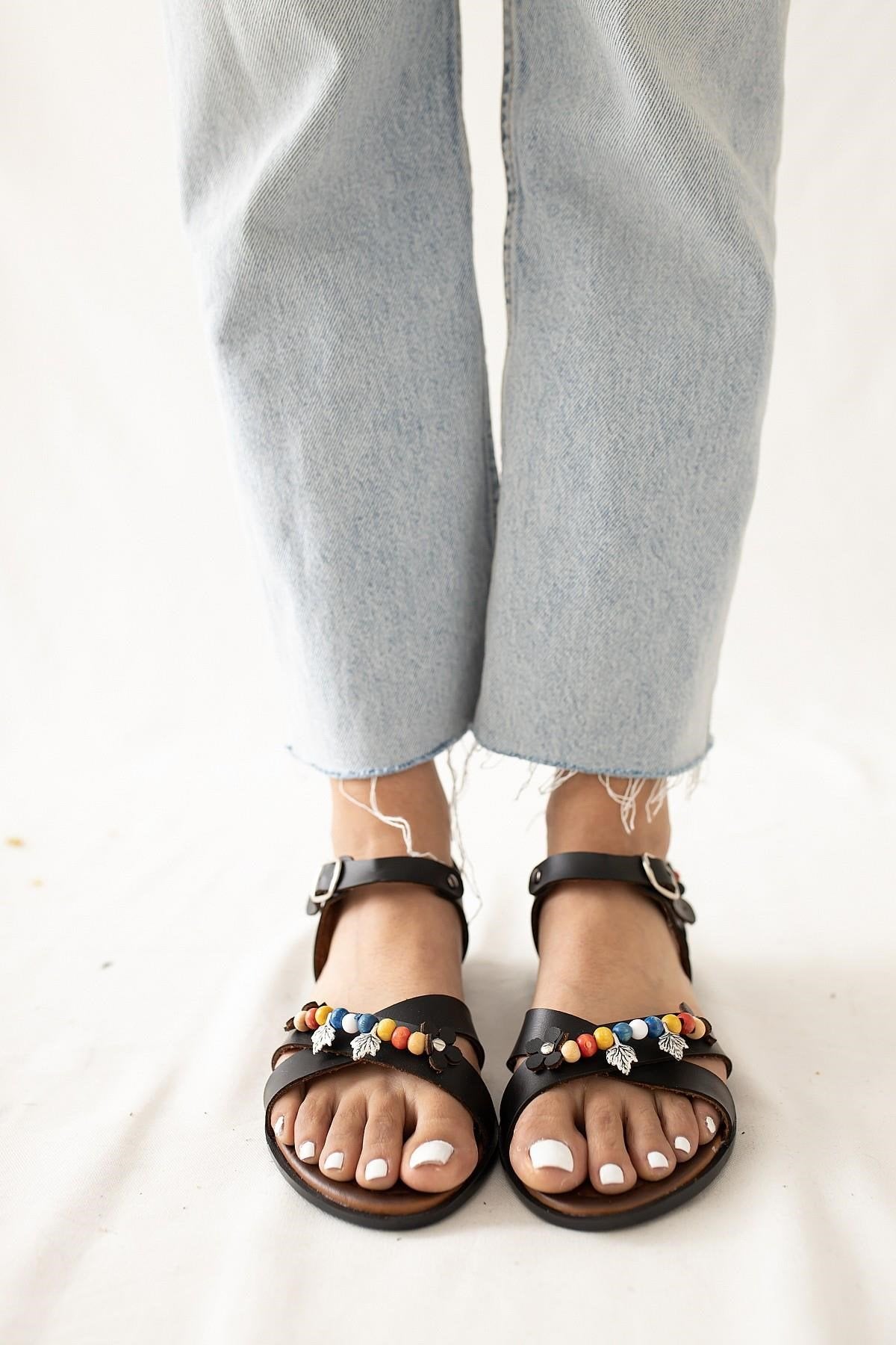 Alize Echtes Leder Schwarze Sandalen mit Perlen- und Blattdetails