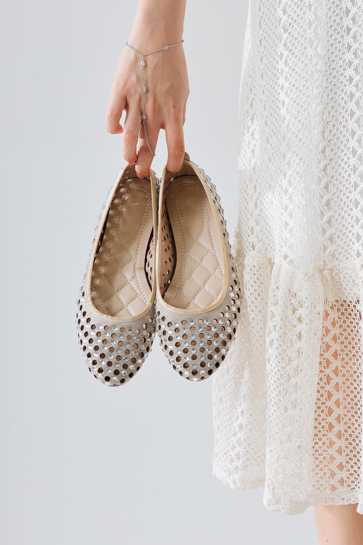 Milinda Creme Wildleder Laser-Cut Steinverzierte Ballerinas