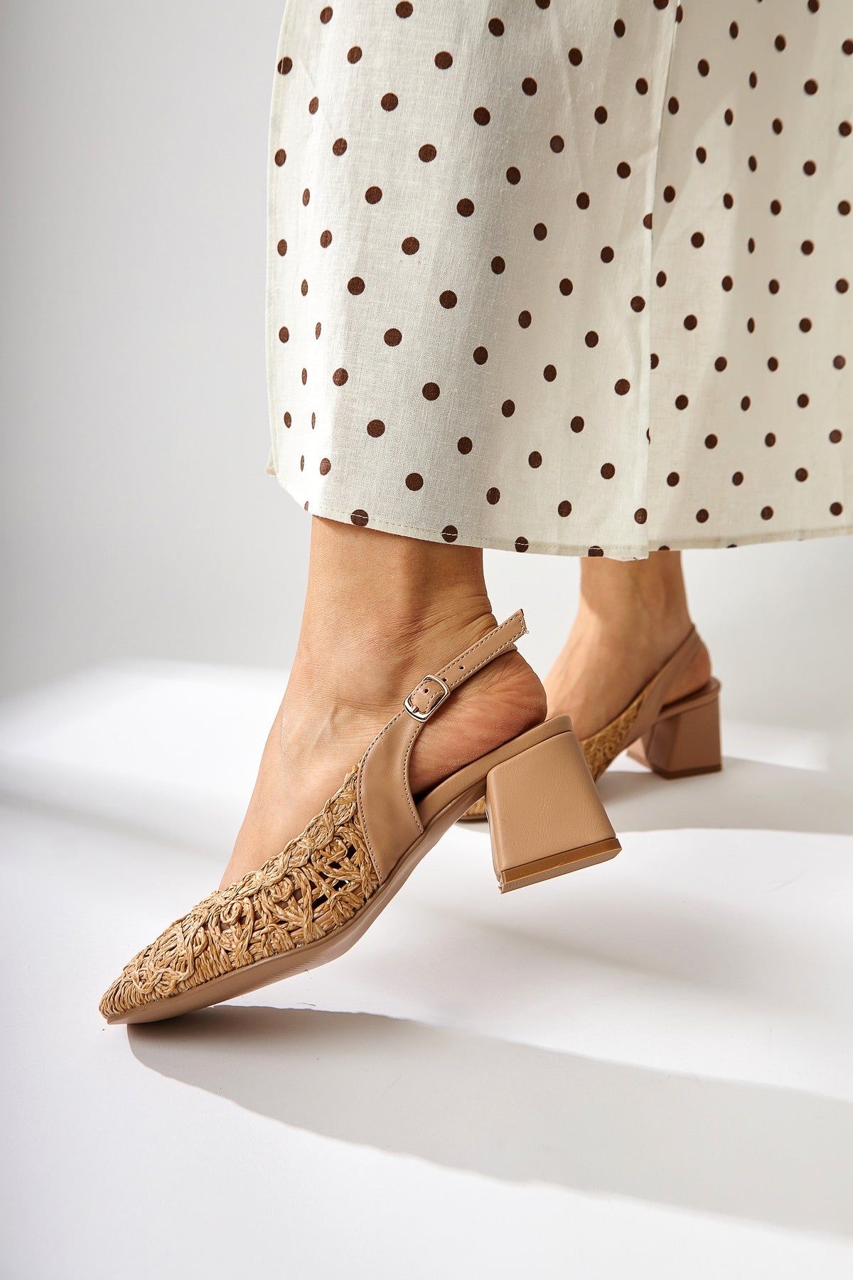 Ronja Damen Geflochtene Sandale mit Strohdetail und Quadratischer Spitze