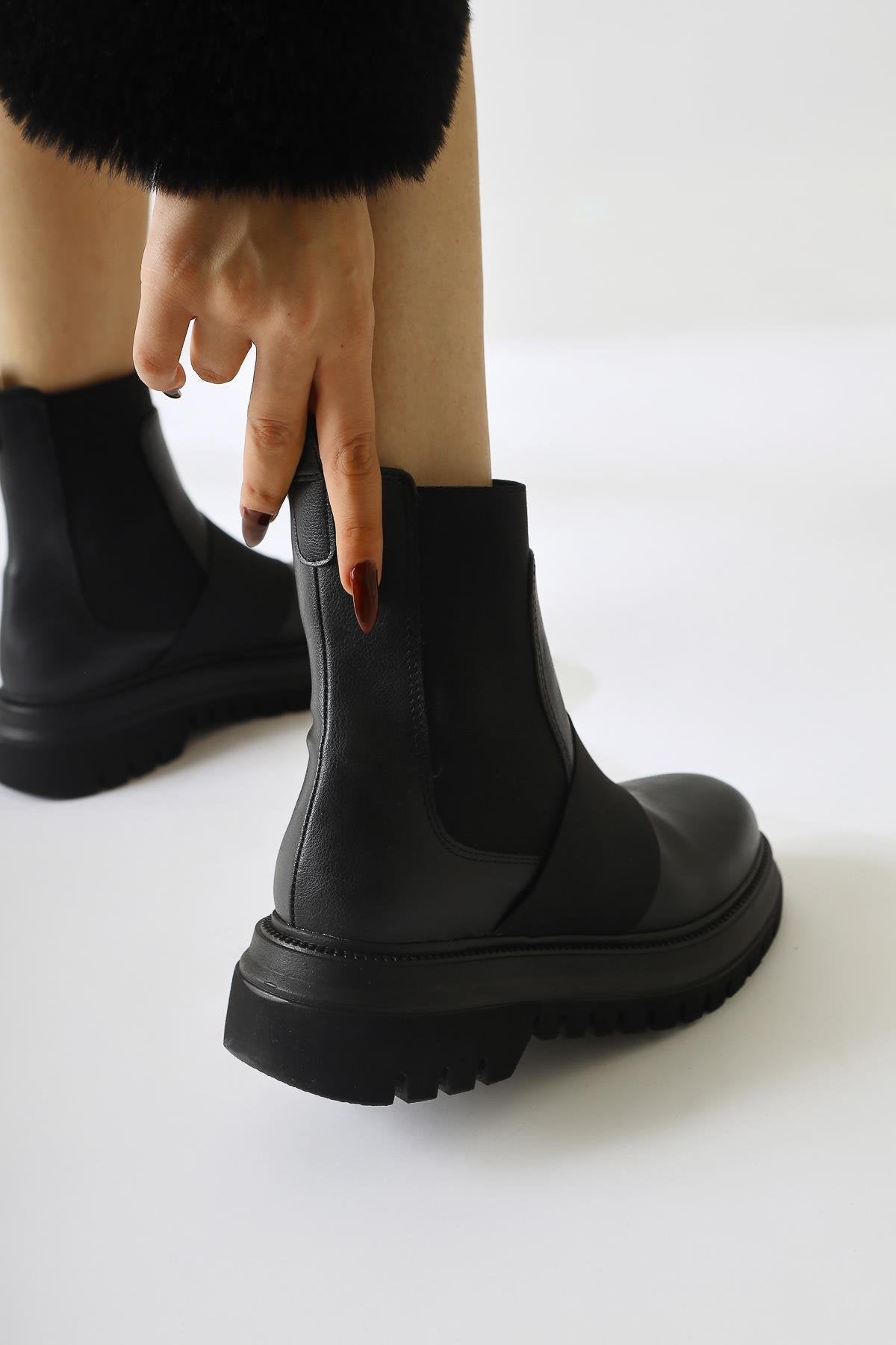 Millena Schwarzer Wildleder-Pull-On-Stiefel mit elastischen Gürteldetails