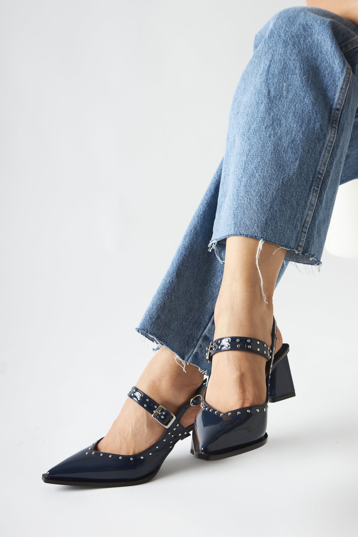 Nuria Marineblaues Lackleder Spitze Zehenriemen Sandalen für Frauen