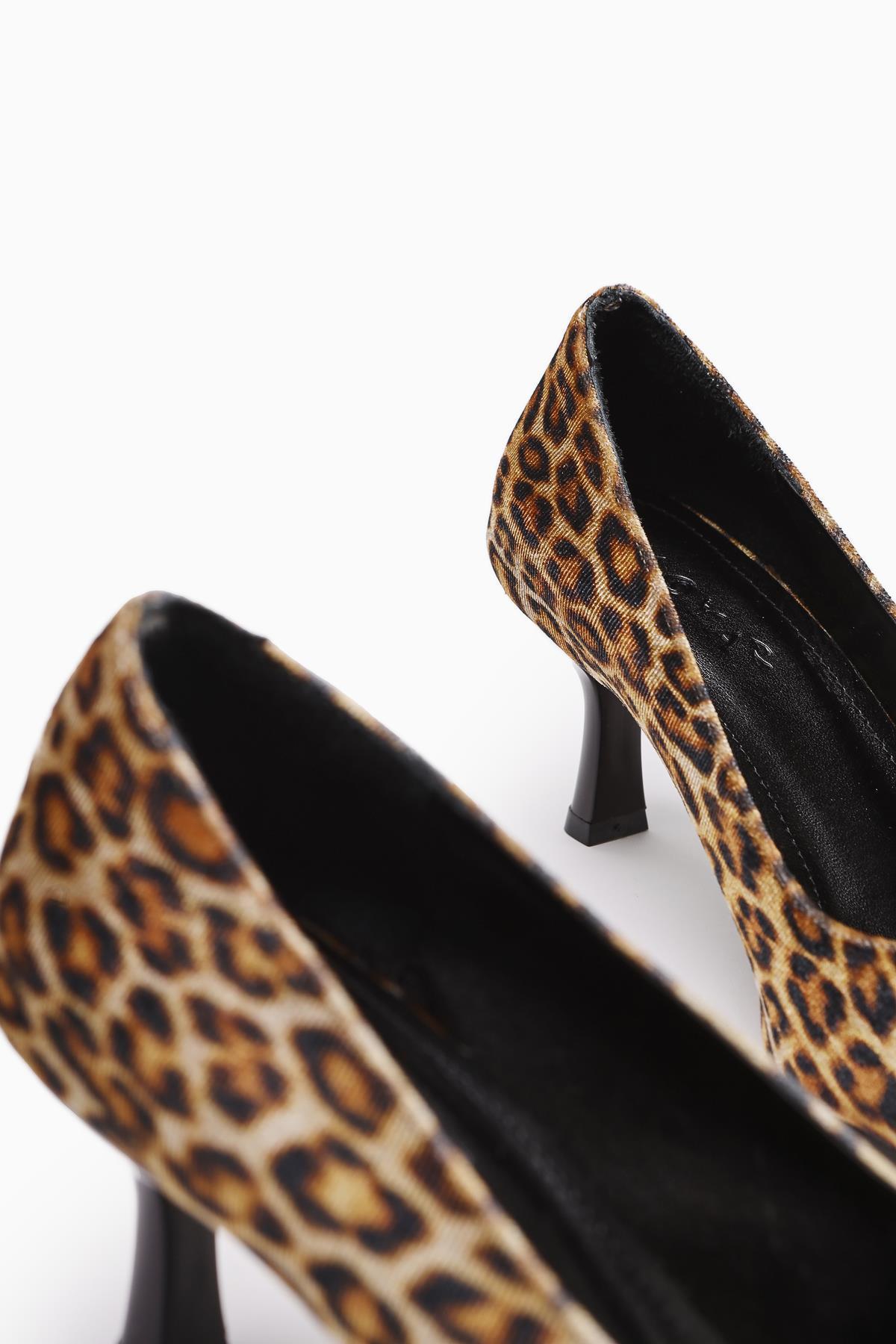 Carlota – Leopardenmuster Velours Schuh mit spitzer Zehenpartie, Metall-Detail und Absatz (Damen)