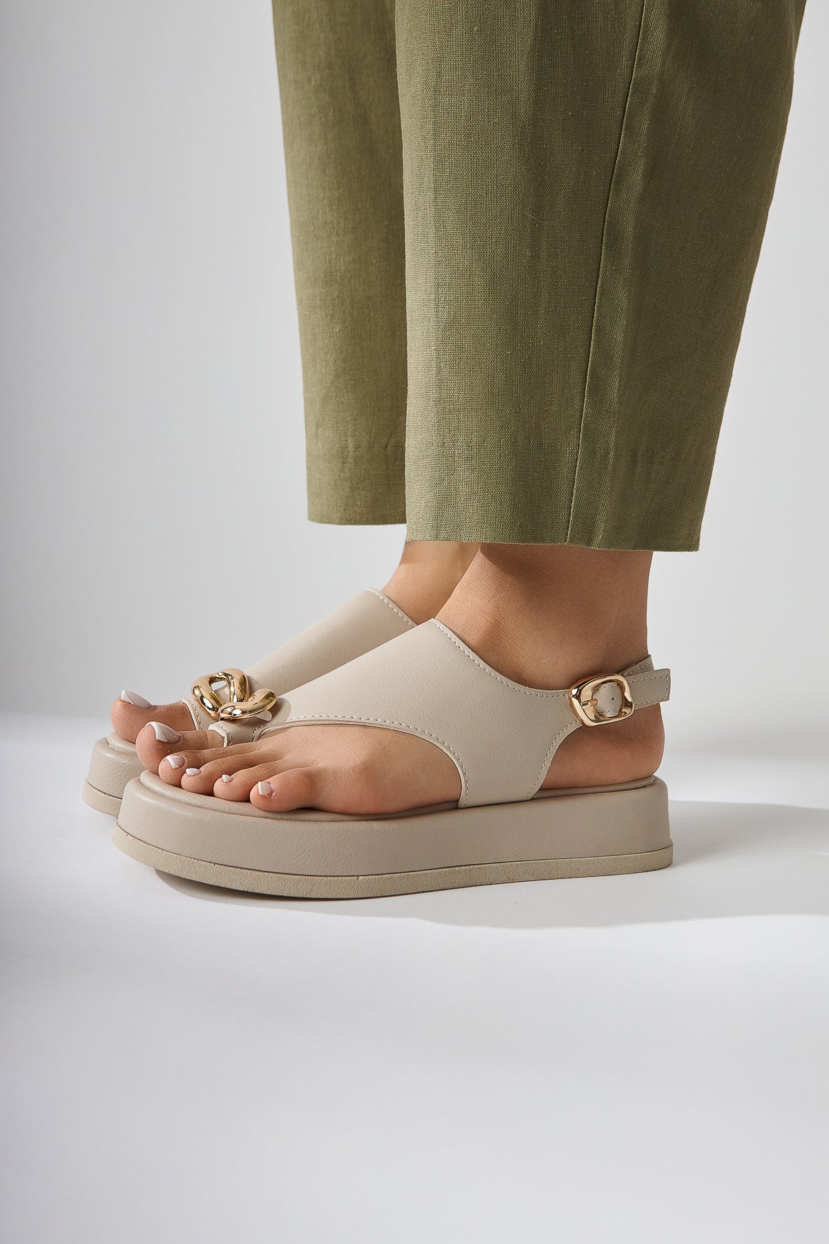 Troya Beige Zehensteg-Schnalle Damen Sandalen