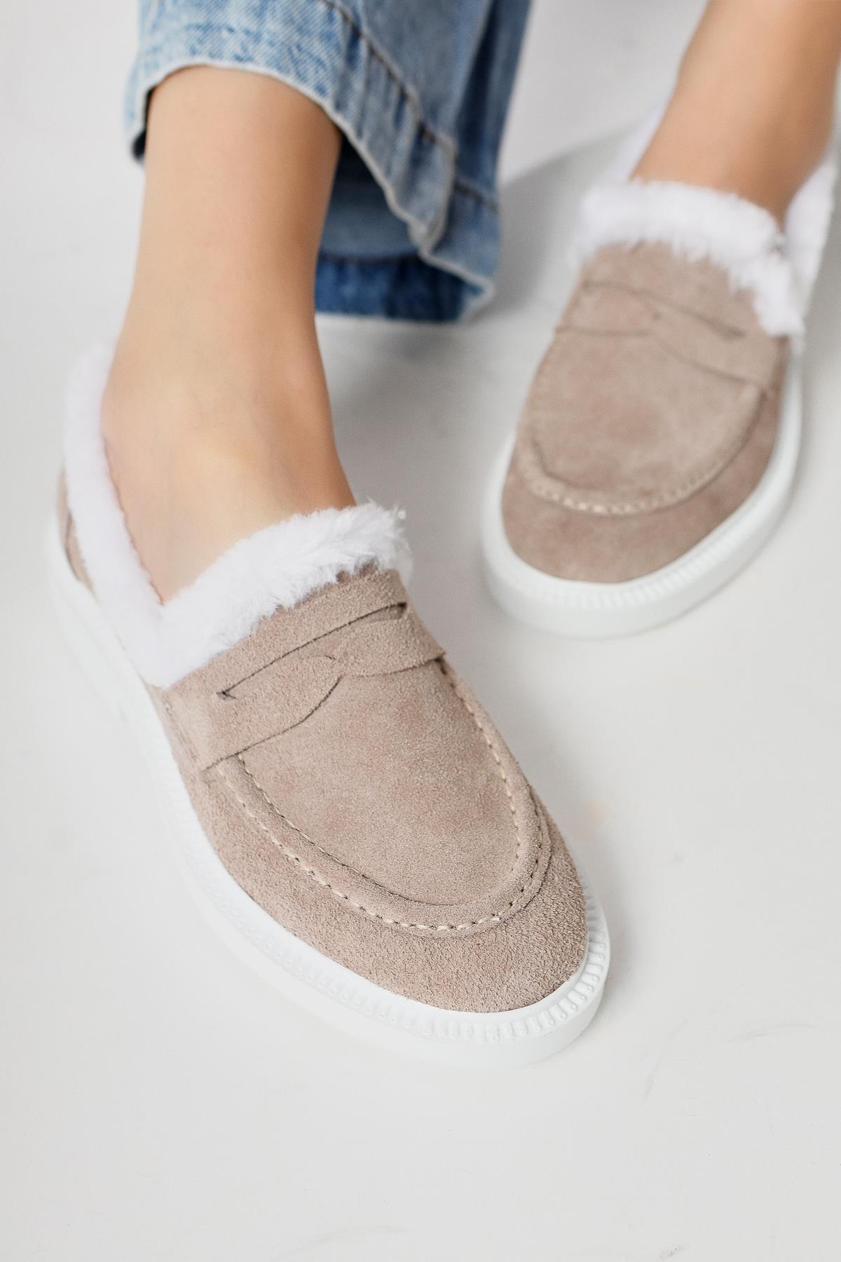 Tommie – Stein [Echtleder] Schuh mit Velours und Fellbesatz