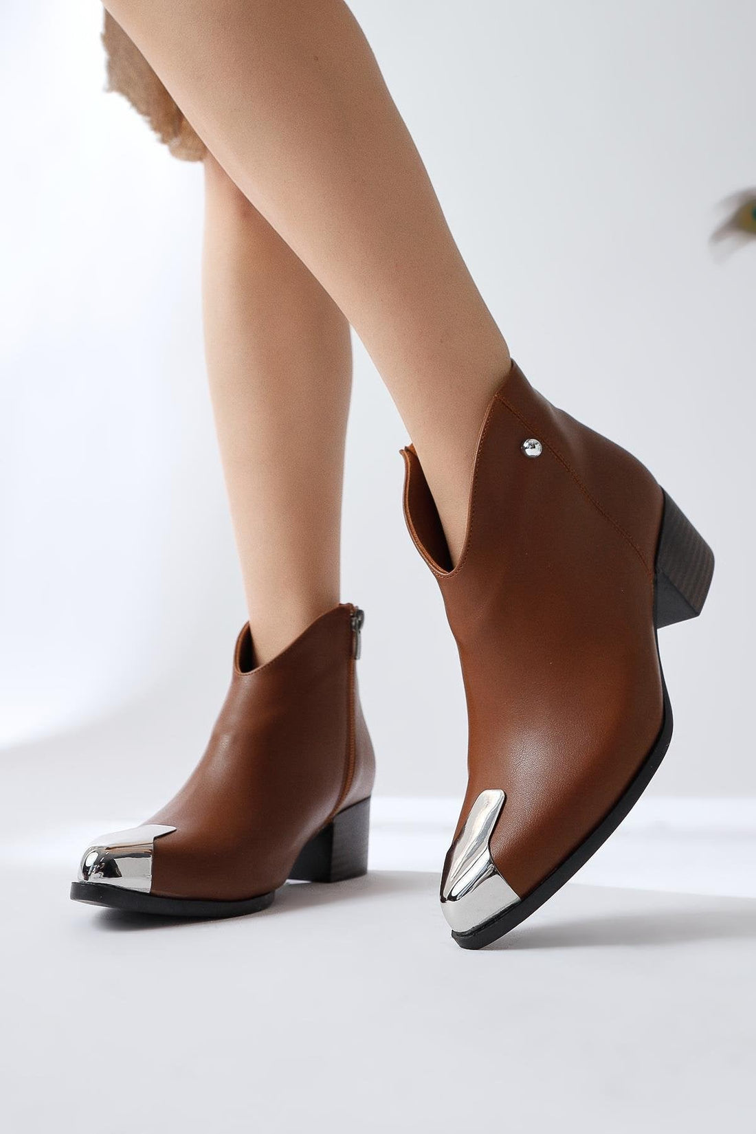 Jay – Cognac Pointed-Toe Metal-Detail Boot