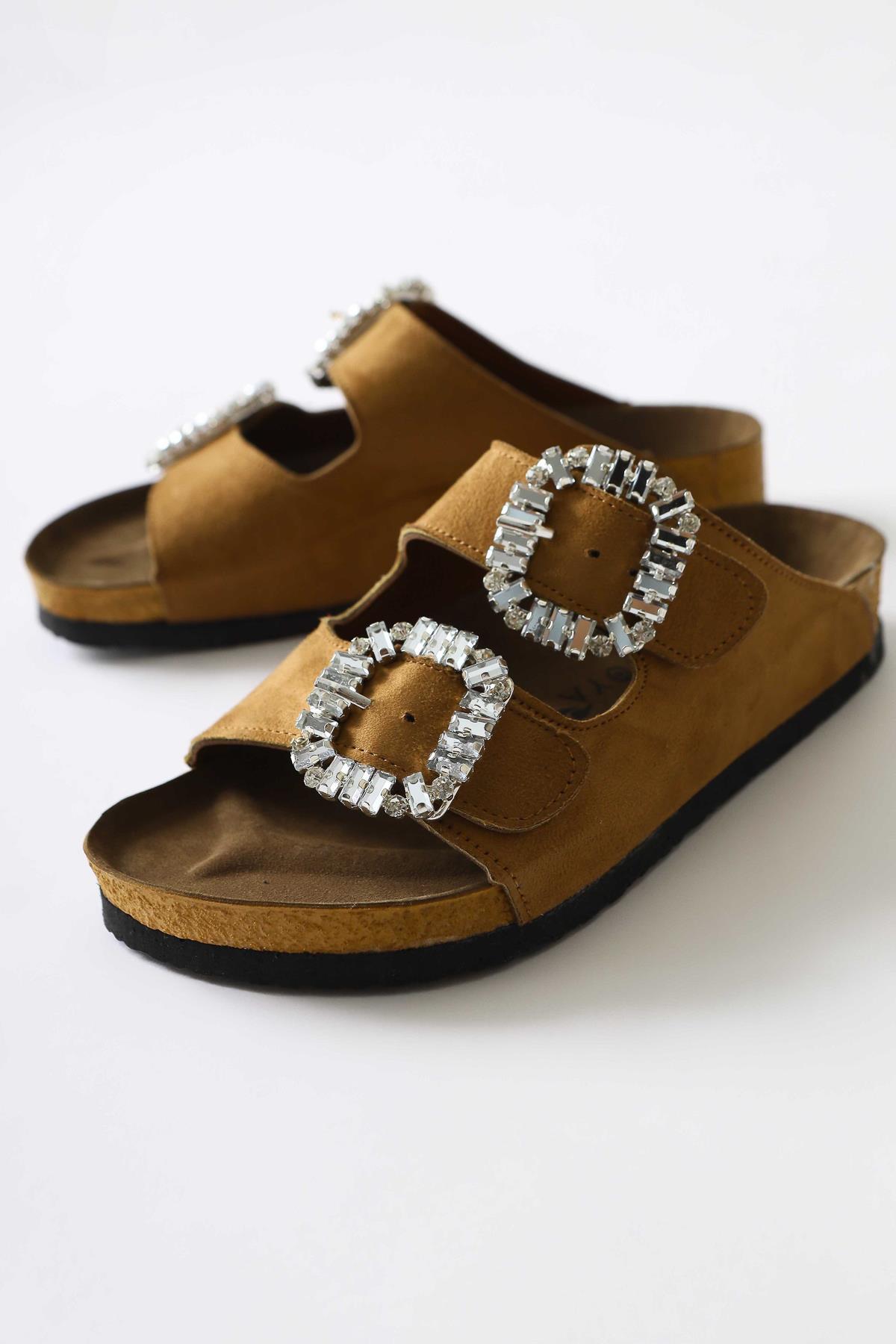 Brisa Doppelriemen Wildleder Pantoletten in Taba mit Steinverzierung