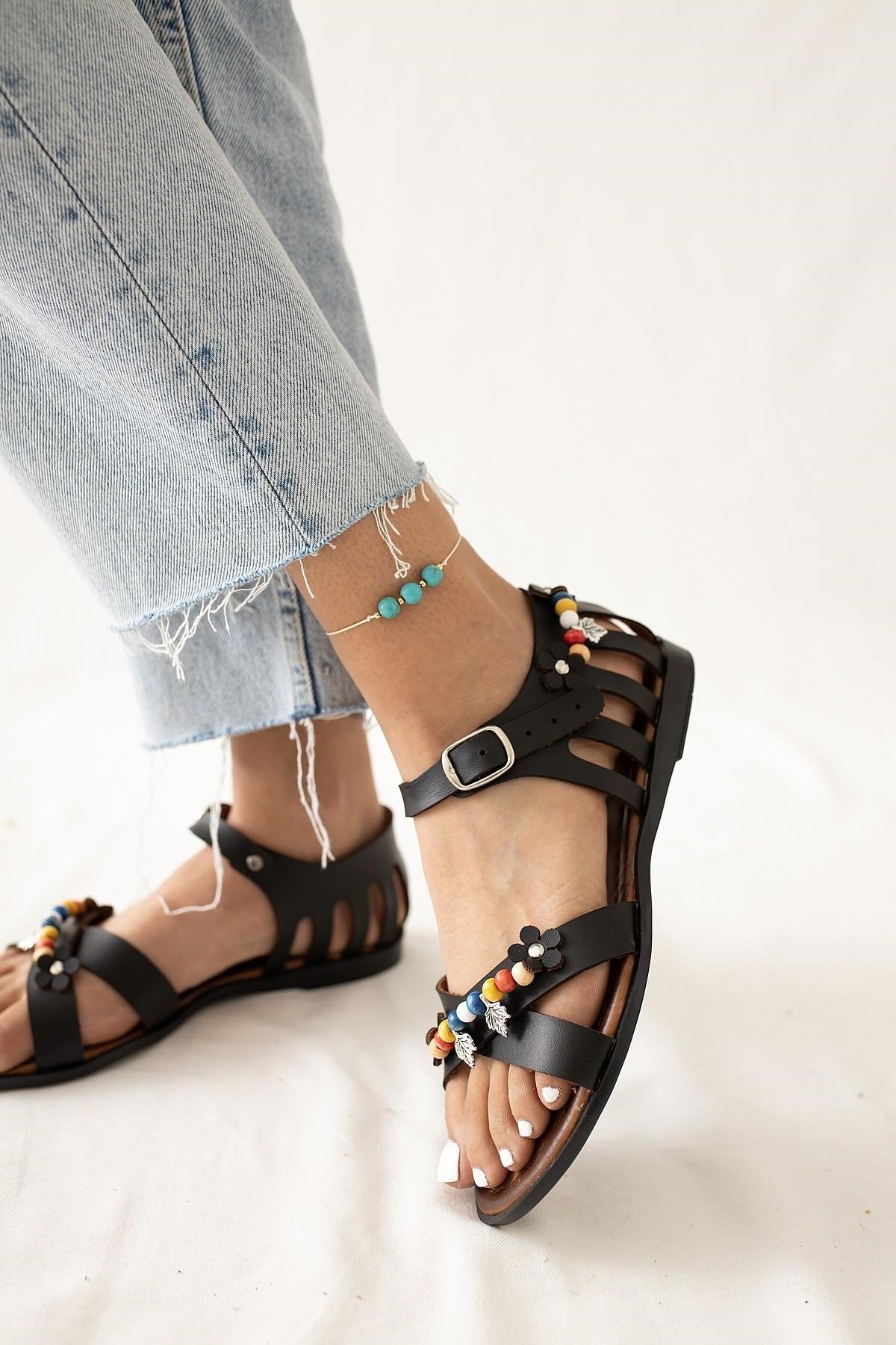 Alize Echtes Leder Schwarze Sandalen mit Perlen- und Blattdetails