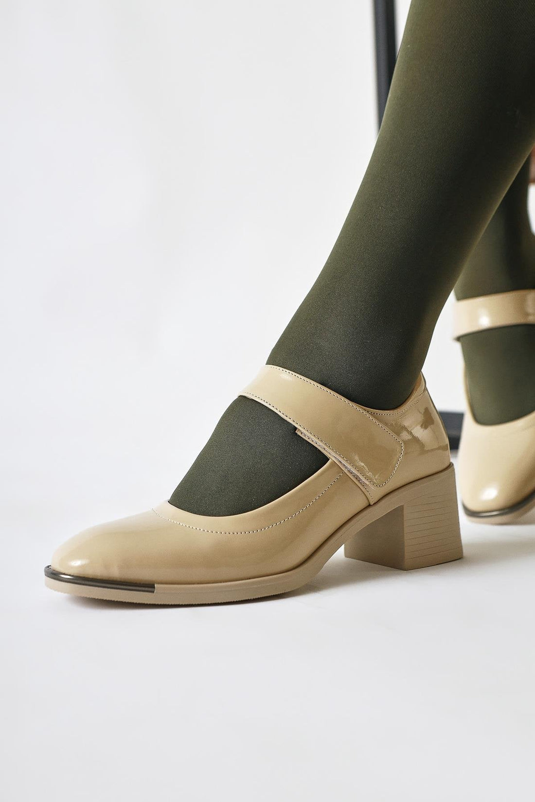 Rosaria Beige Lackleder Einzelriemen Niedrig geschnittener Alltagsschuh