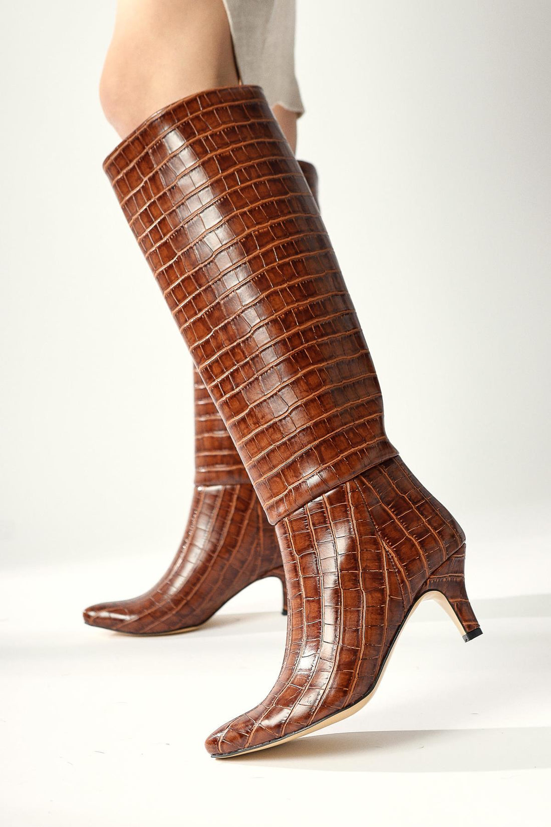 Milika – Cognac kniehoher Stiefel mit spitzer Zehenpartie und niedrigem Absatz (Damen)
