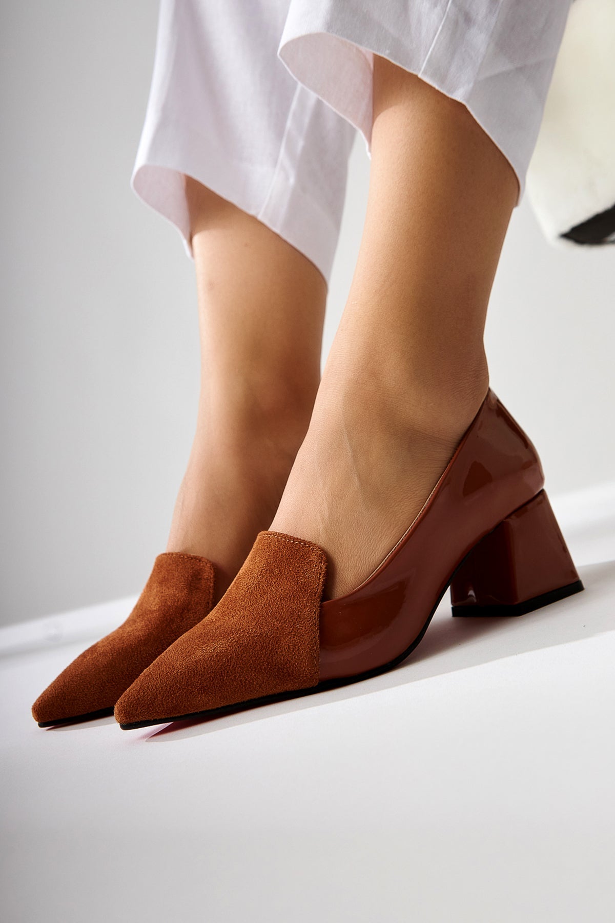 Gisela Taba Wildleder Detaillierte Lackleder Absatz Damenschuhe