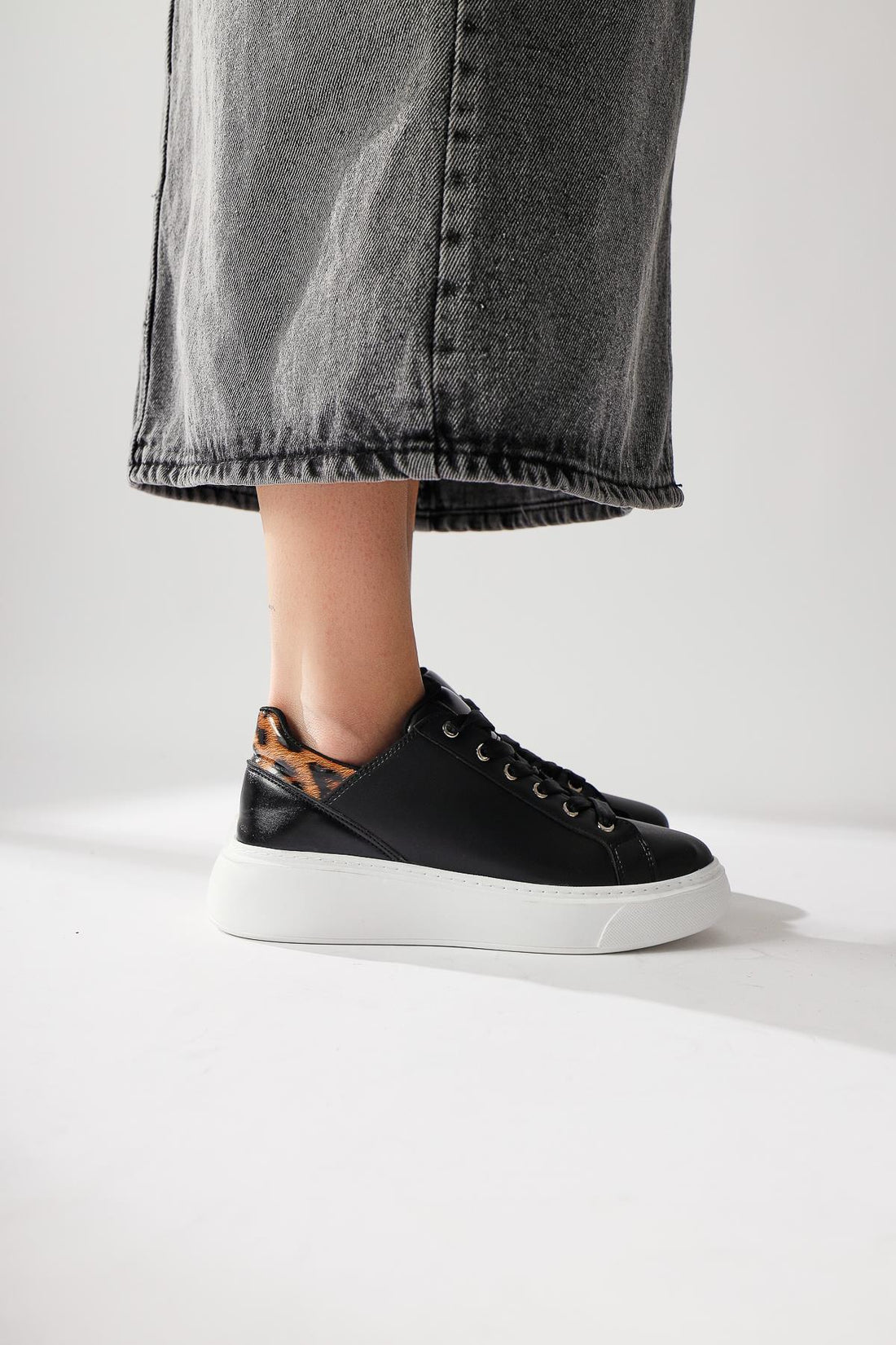 Tinka Siyah Kalın Tabanlı Leopar Detaylı Sneakers