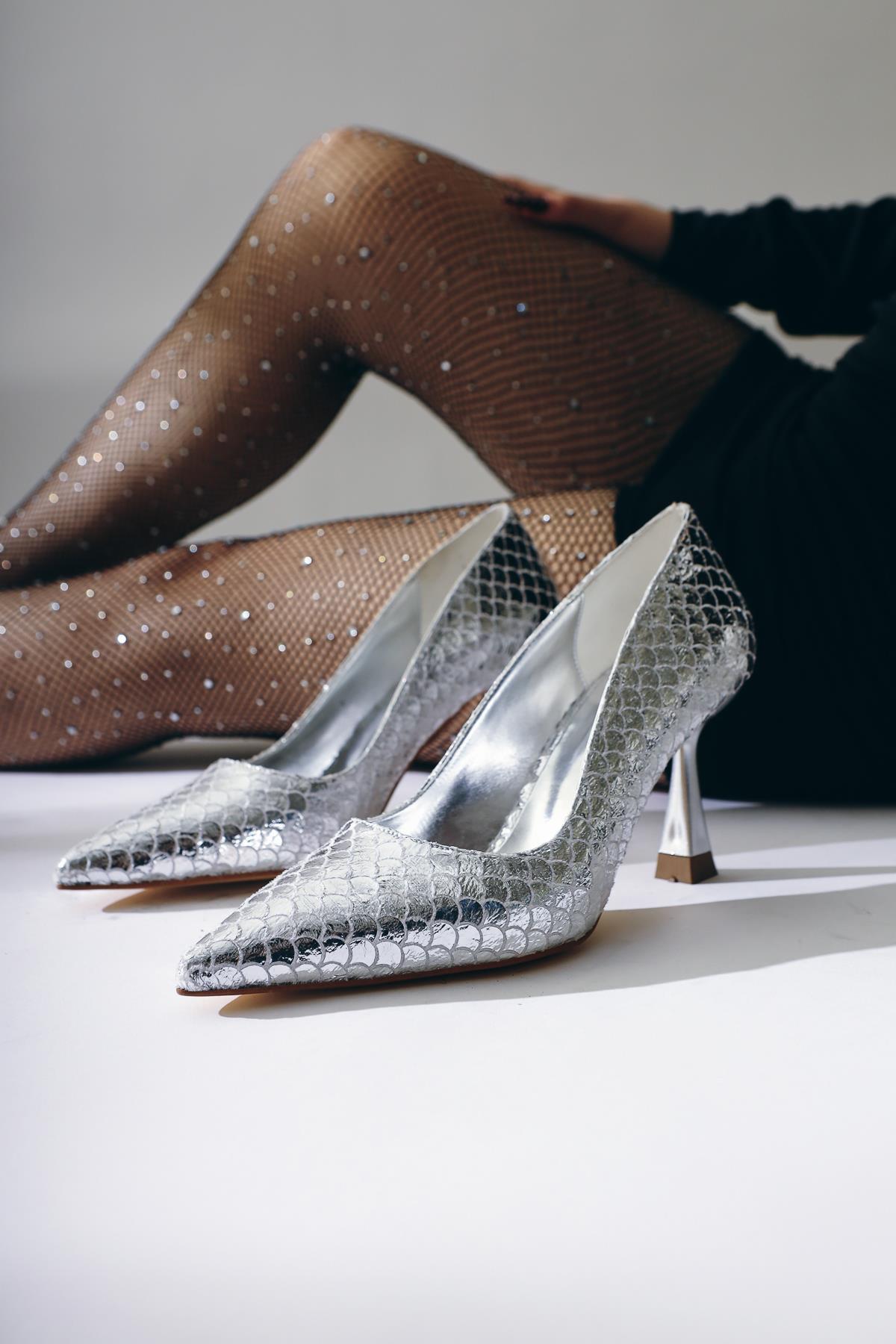 Celestine Gümüş Balık Pulu Dokulu Sivri Burunlu Stiletto