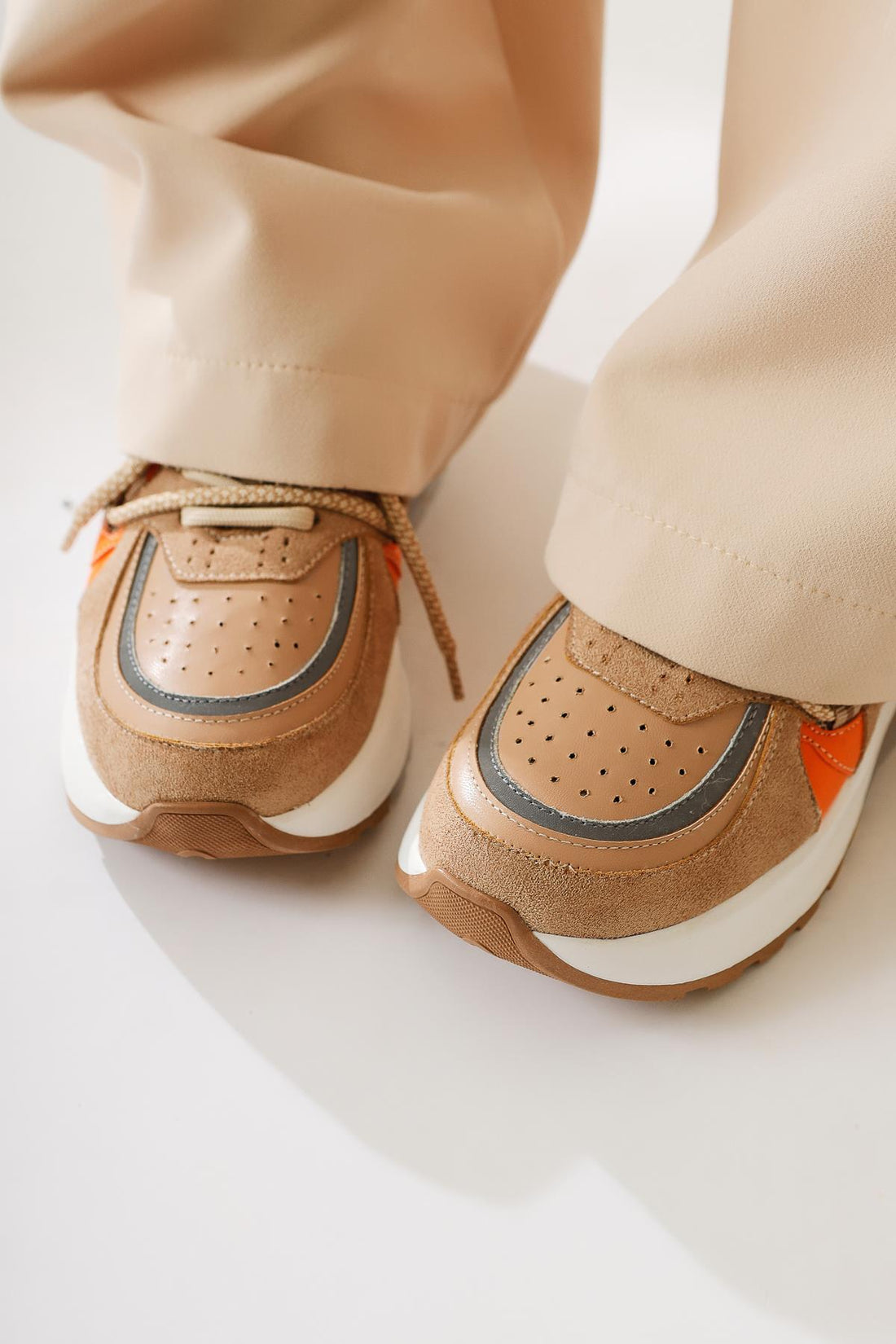 Takako Beige Wildleder-Leder Schnürsport Schuhe Damen Sneakers