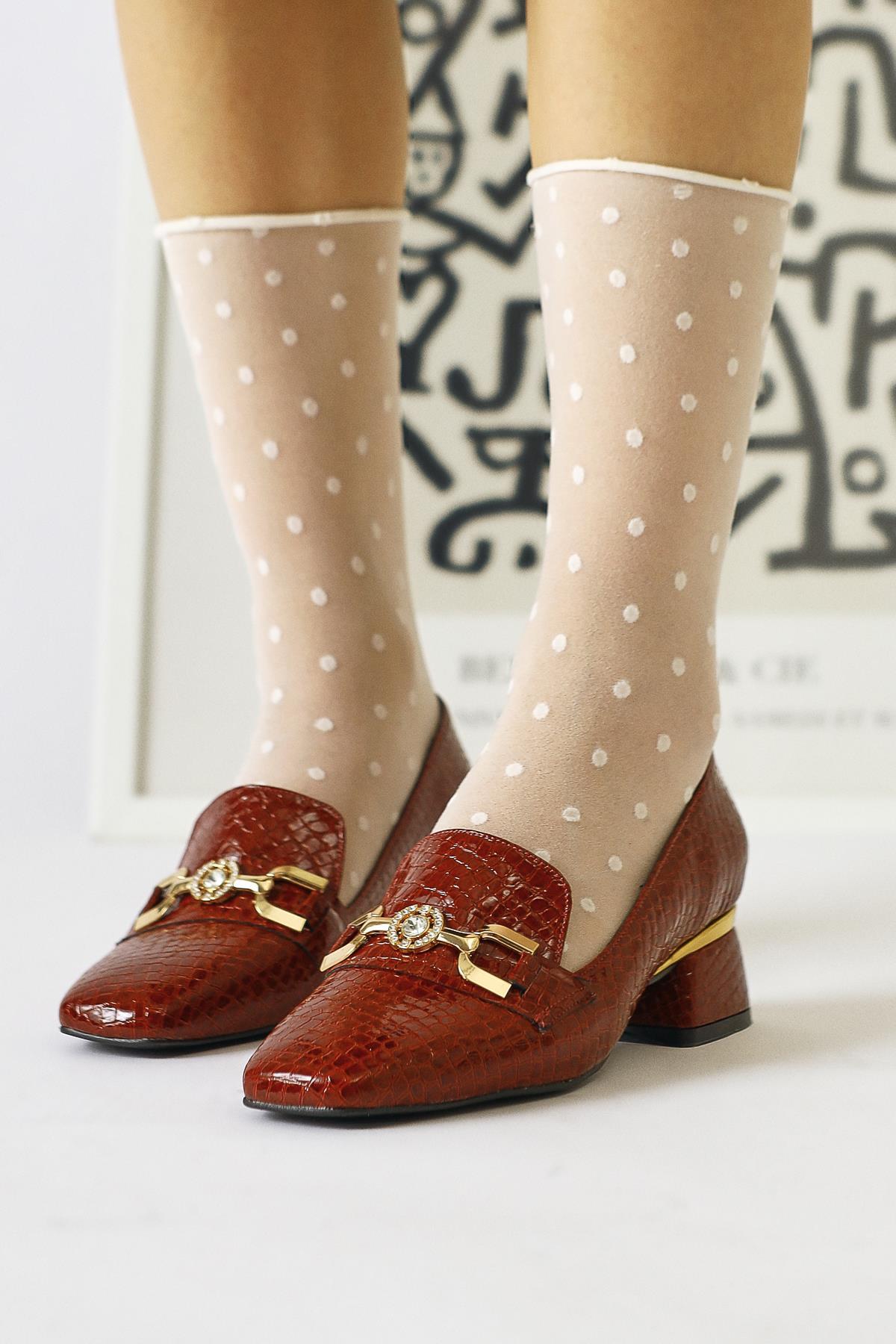 Bee – Burgunder Kroko-Prägung Schuh mit Schnallen-Detail und runder Zehenpartie (Damen)