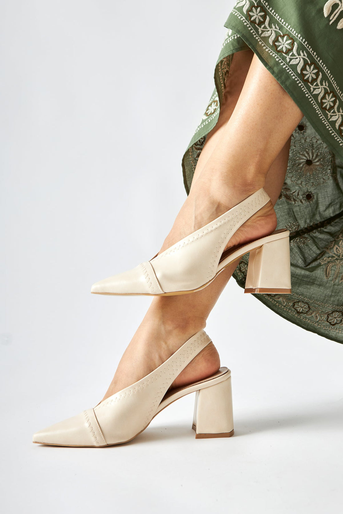 Essie Ecru Spitze Zehen Elastische Naht Detail Dicke Absatz Damenschuhe