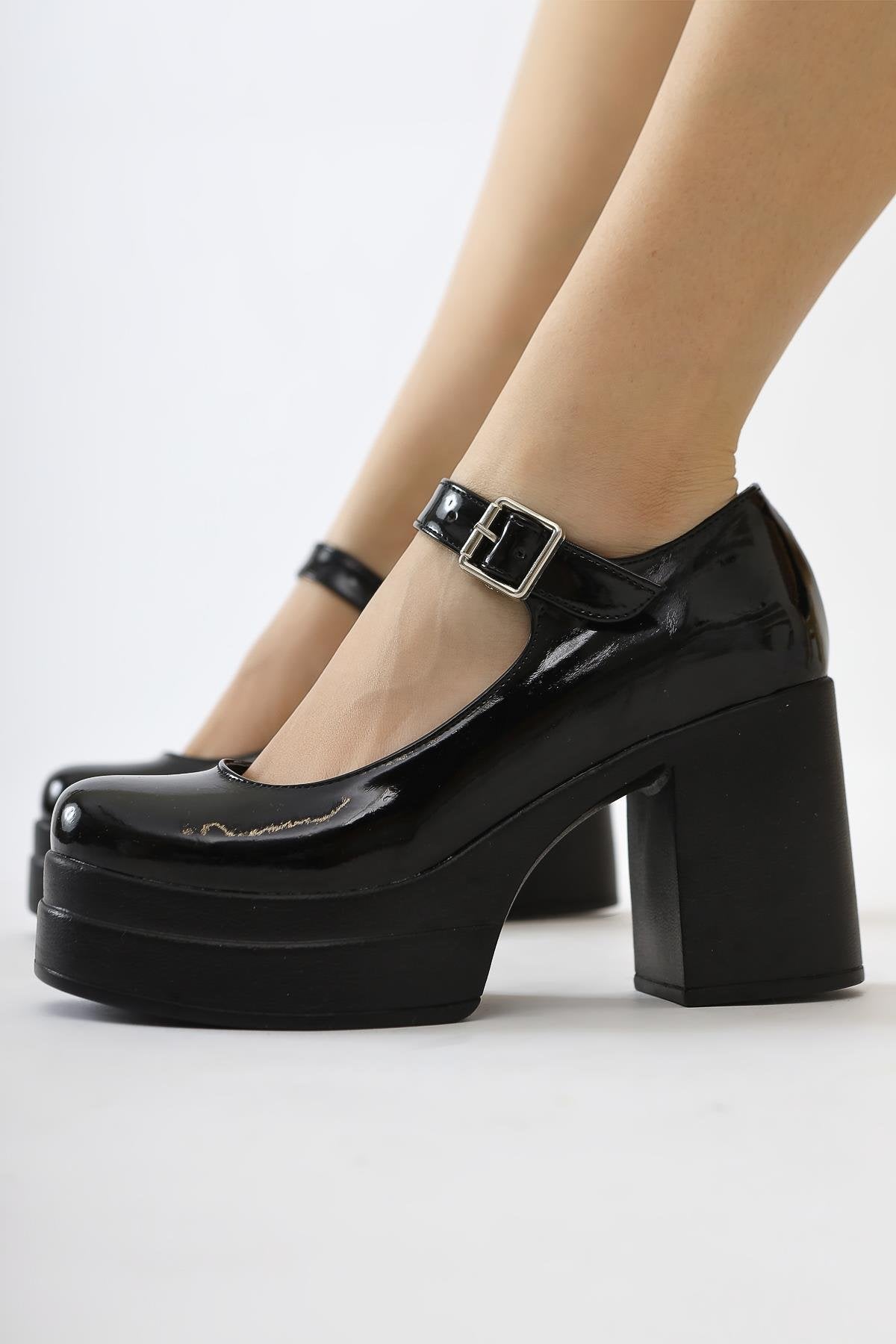 Adelin – Black Patent Oval-Toe Platform Shoe (Women)