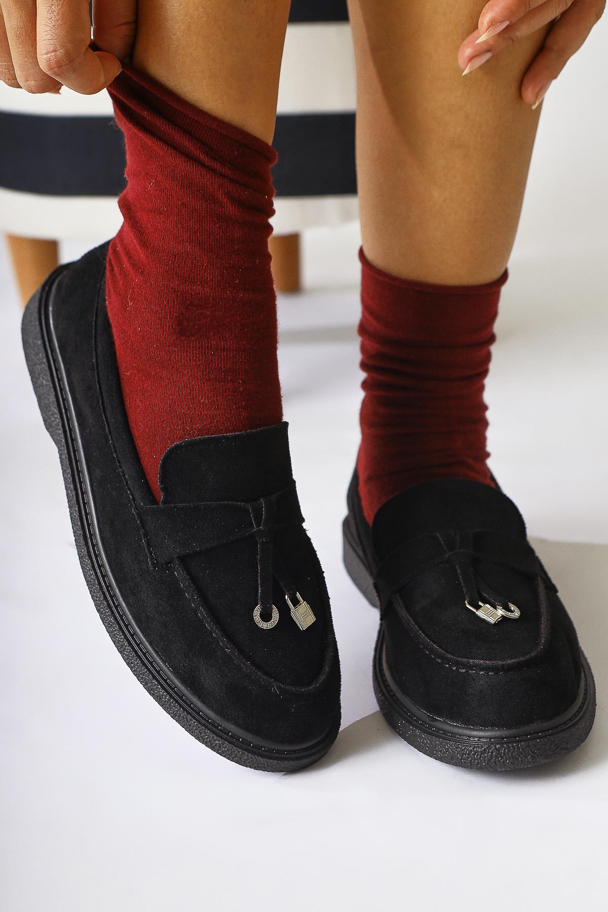 Francina Schwarzer Wildlederschuh mit Quastendetail und Accessoire