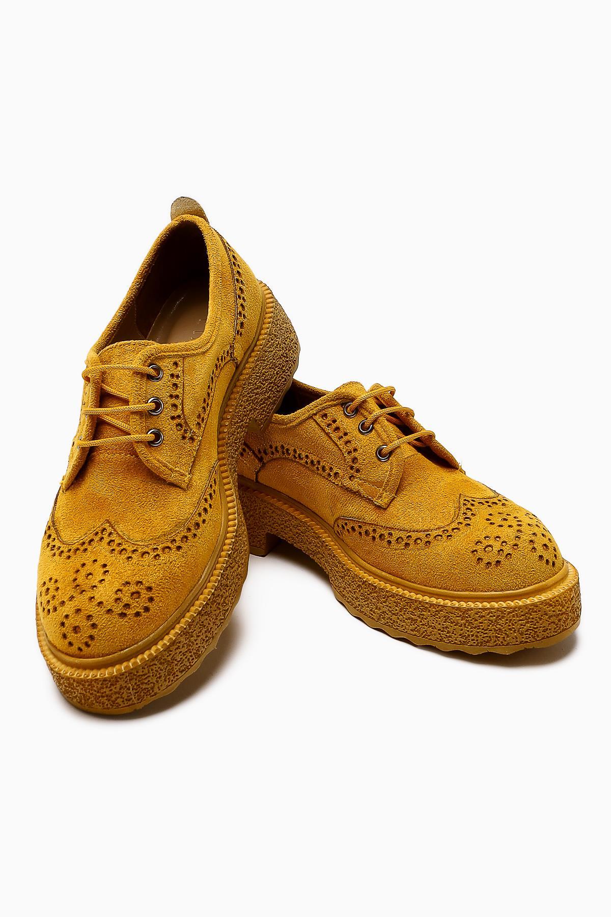 Rossy Senf Wildleder Schuhe mit ovalem Zeh und Laser Cut Detail