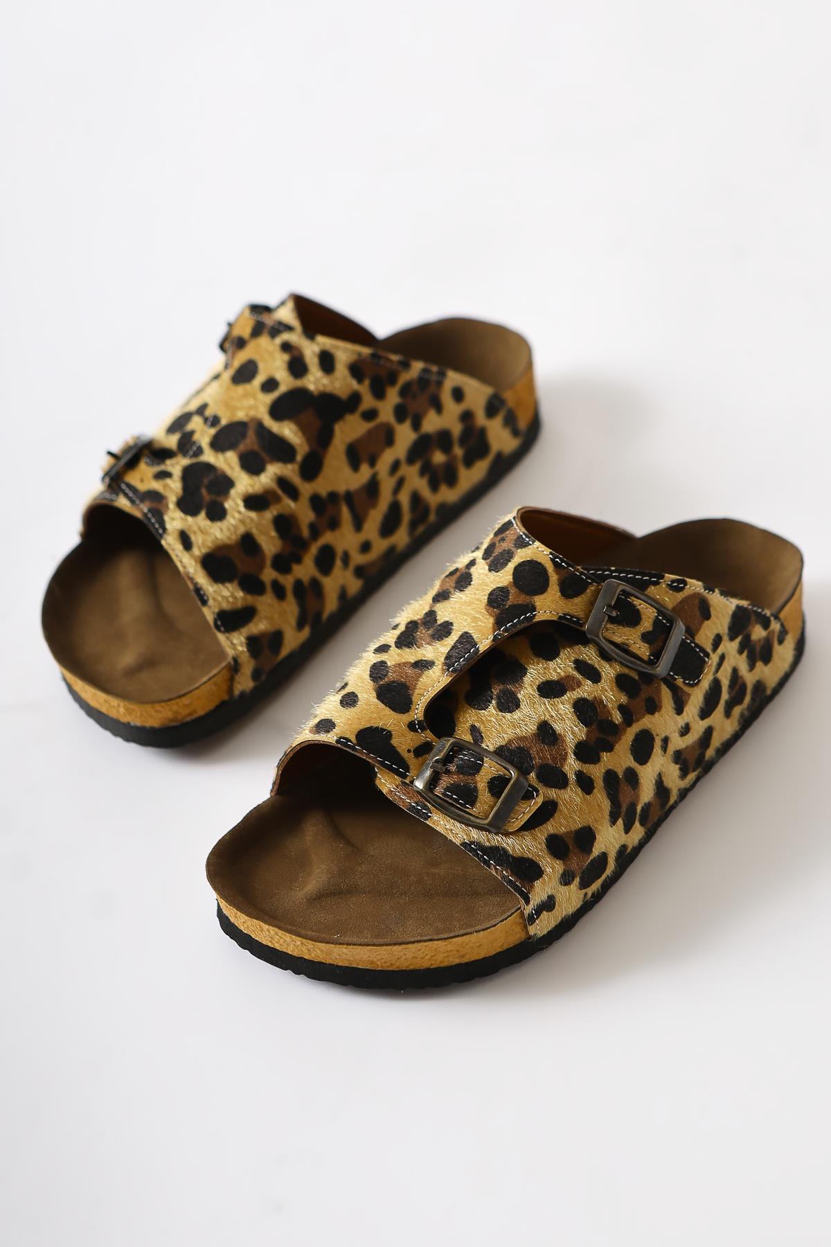 Christella – Leoparden-Velours Slide mit Doppel-Schnallen-Detail (Damen)