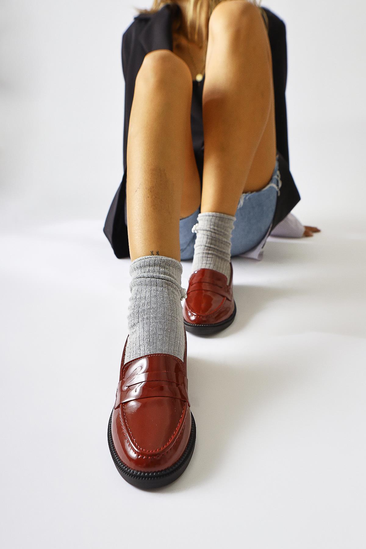 Amelina Burgunder Lack Alltagsschuhe