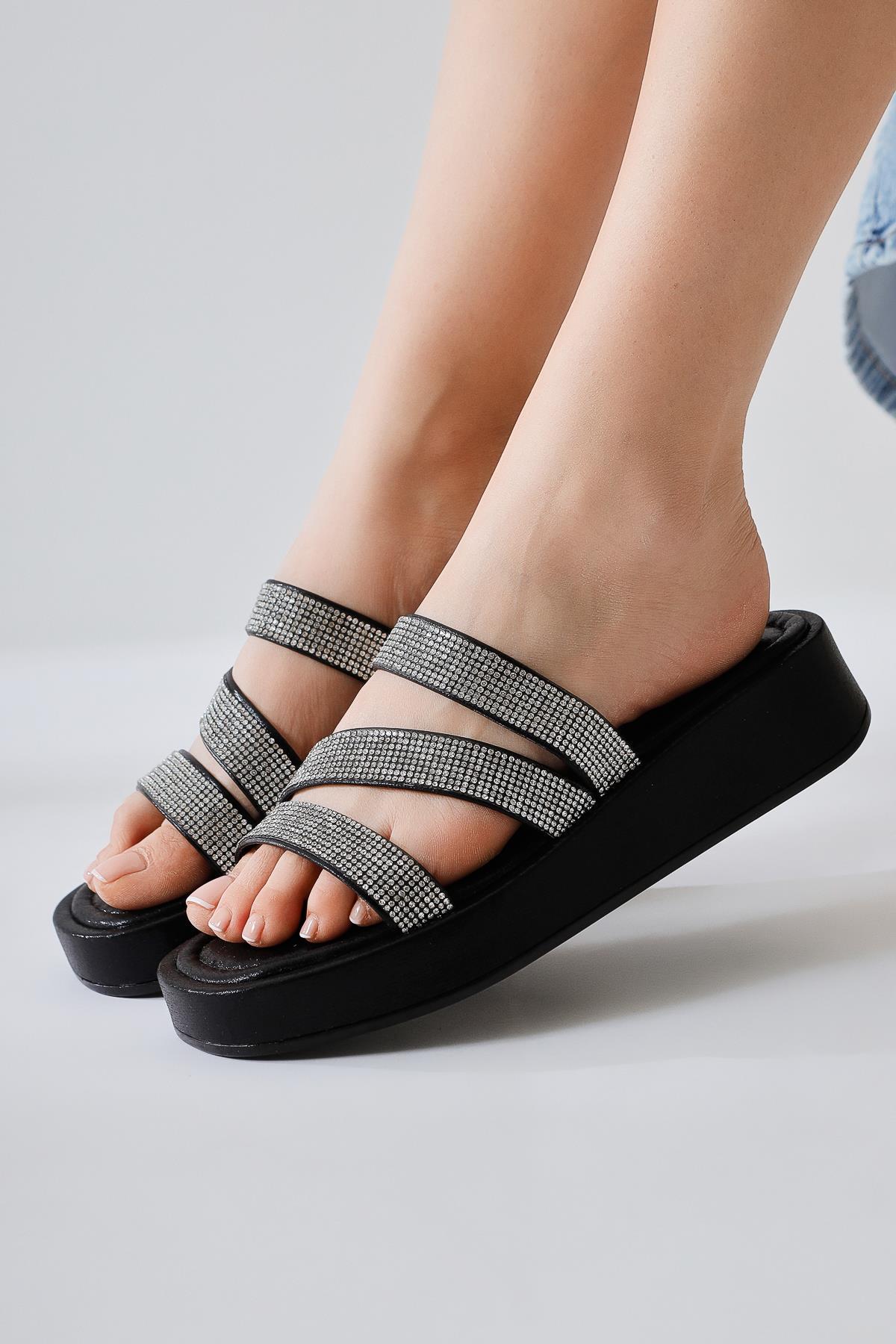 Vinita Schwarze Dreiriemen-Edelstein-Sandale