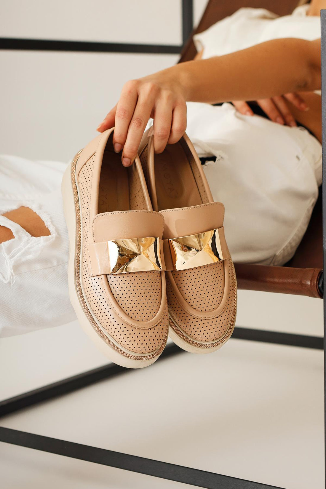 Khloe Nude Schnallen Detail Perforierte Mokassin Schuhe