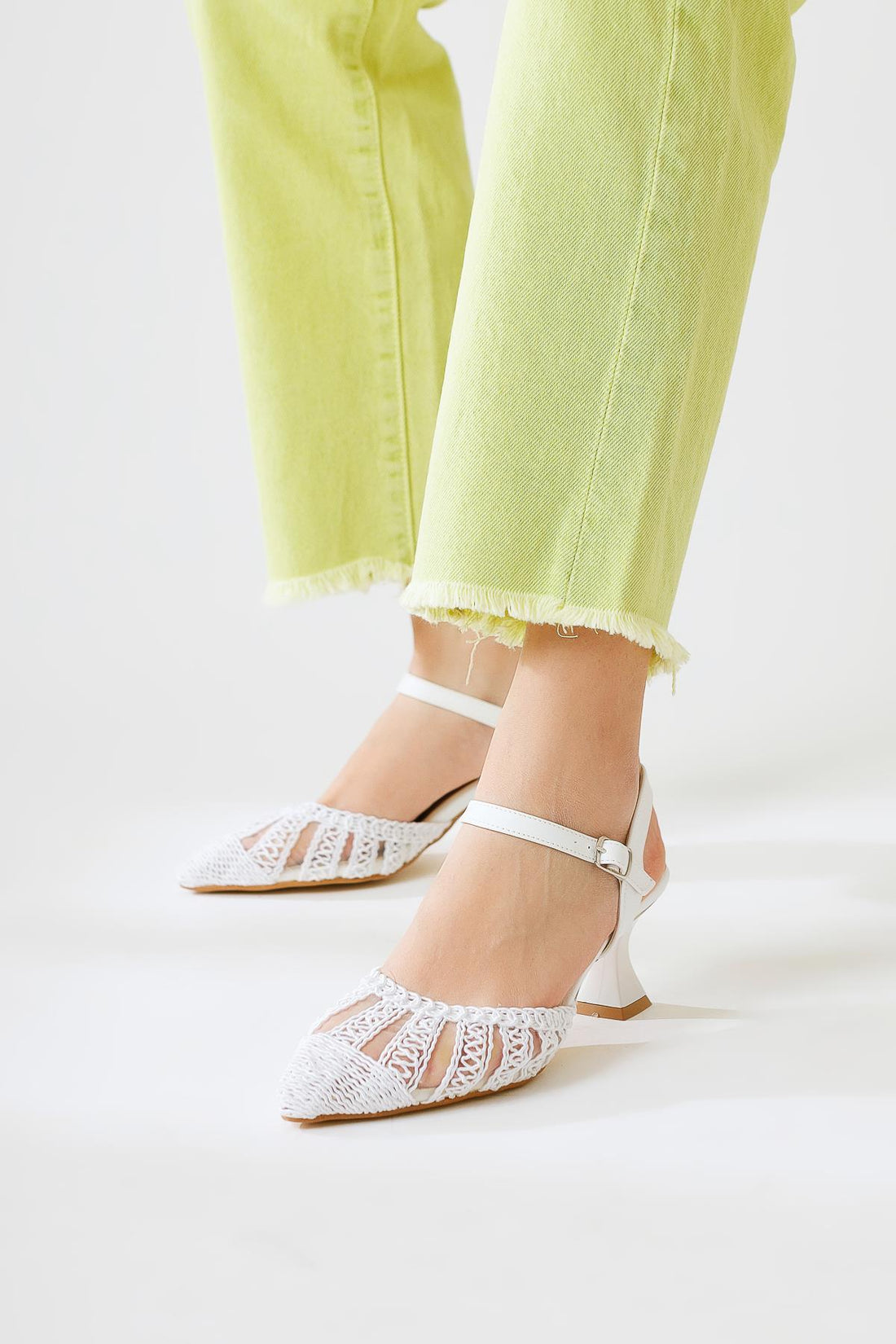 Richelle Weiße Gestrickte Sandalen mit Niedrigem Absatz