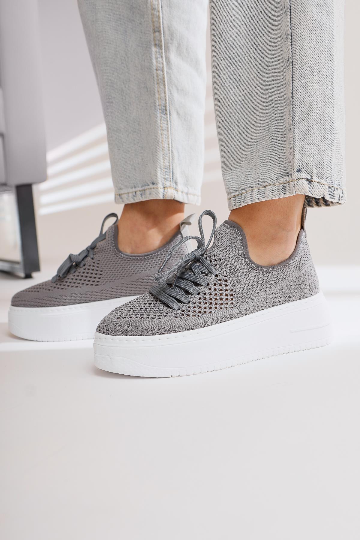 Benito – Gray Knit Stretch Thick-Sole Sneaker (Women)