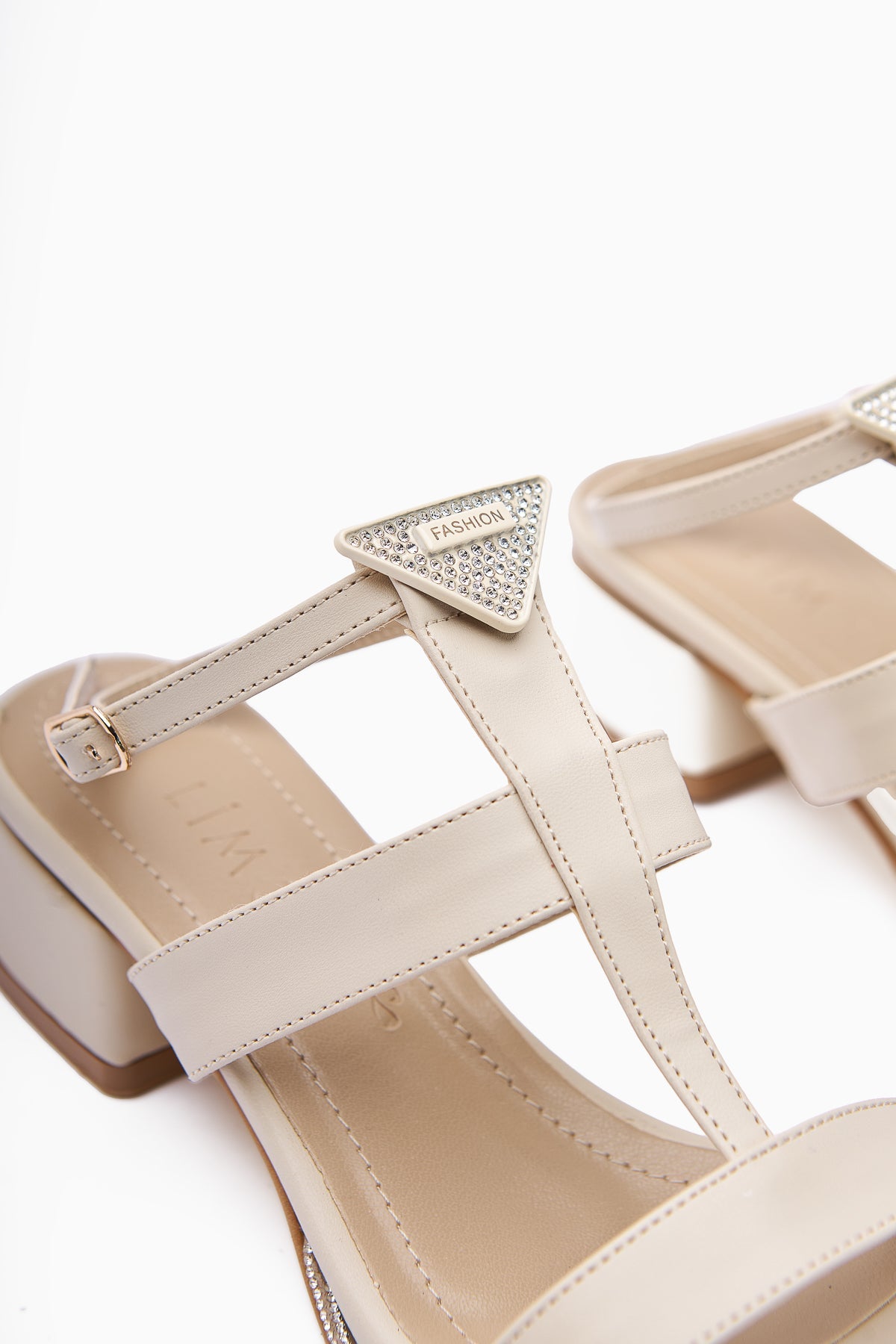 Shara Beige Stein Detail Damen Sandale mit niedrigem Absatz