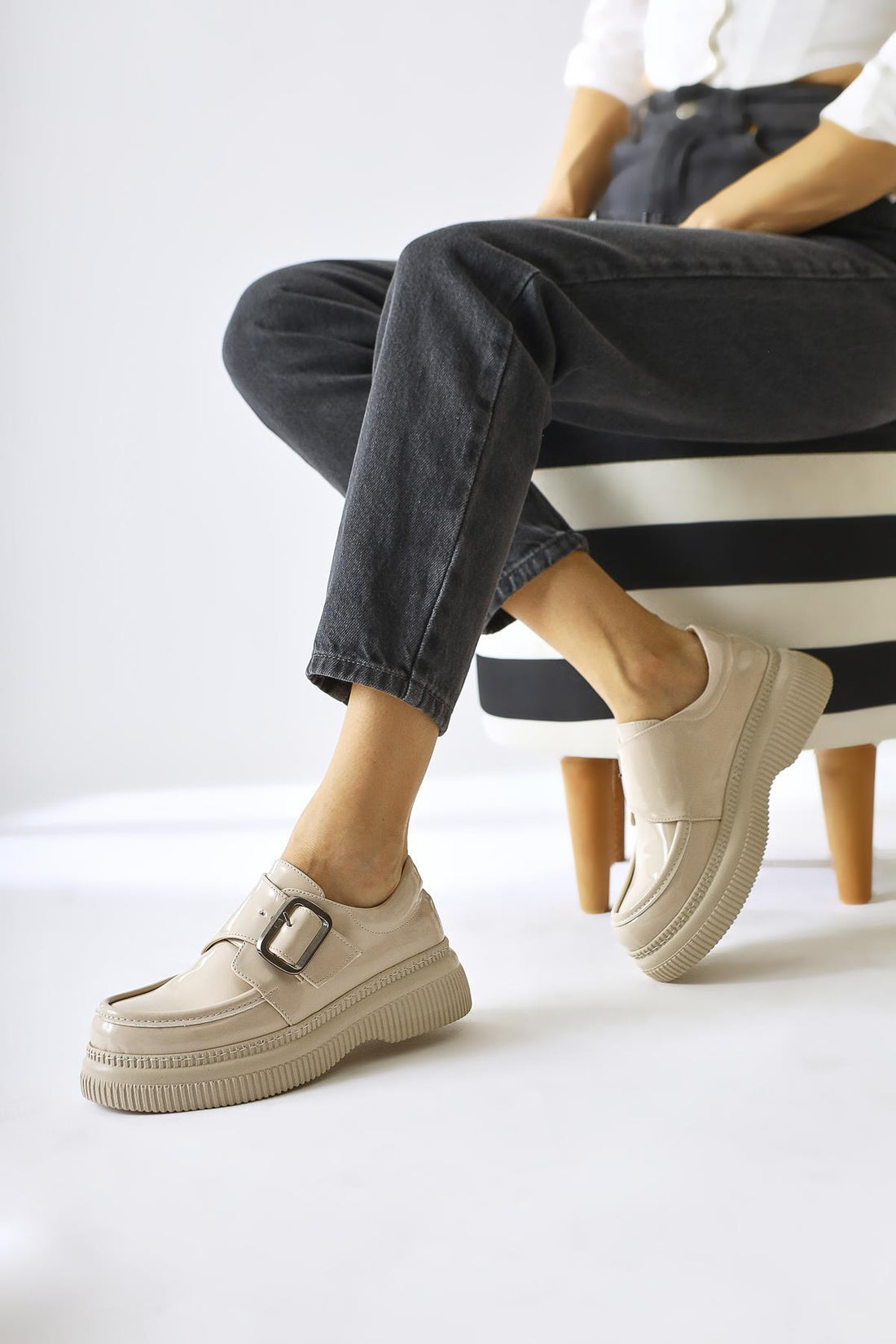 Evrim Nude Lack Schnallen-Detail Freizeitschuh