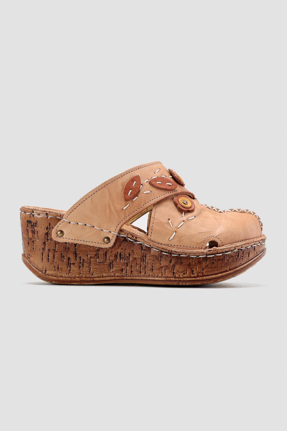 Alto Echtes Leder Beige Keilabsatz Slipper mit Distressed Sohle und Komfort Design