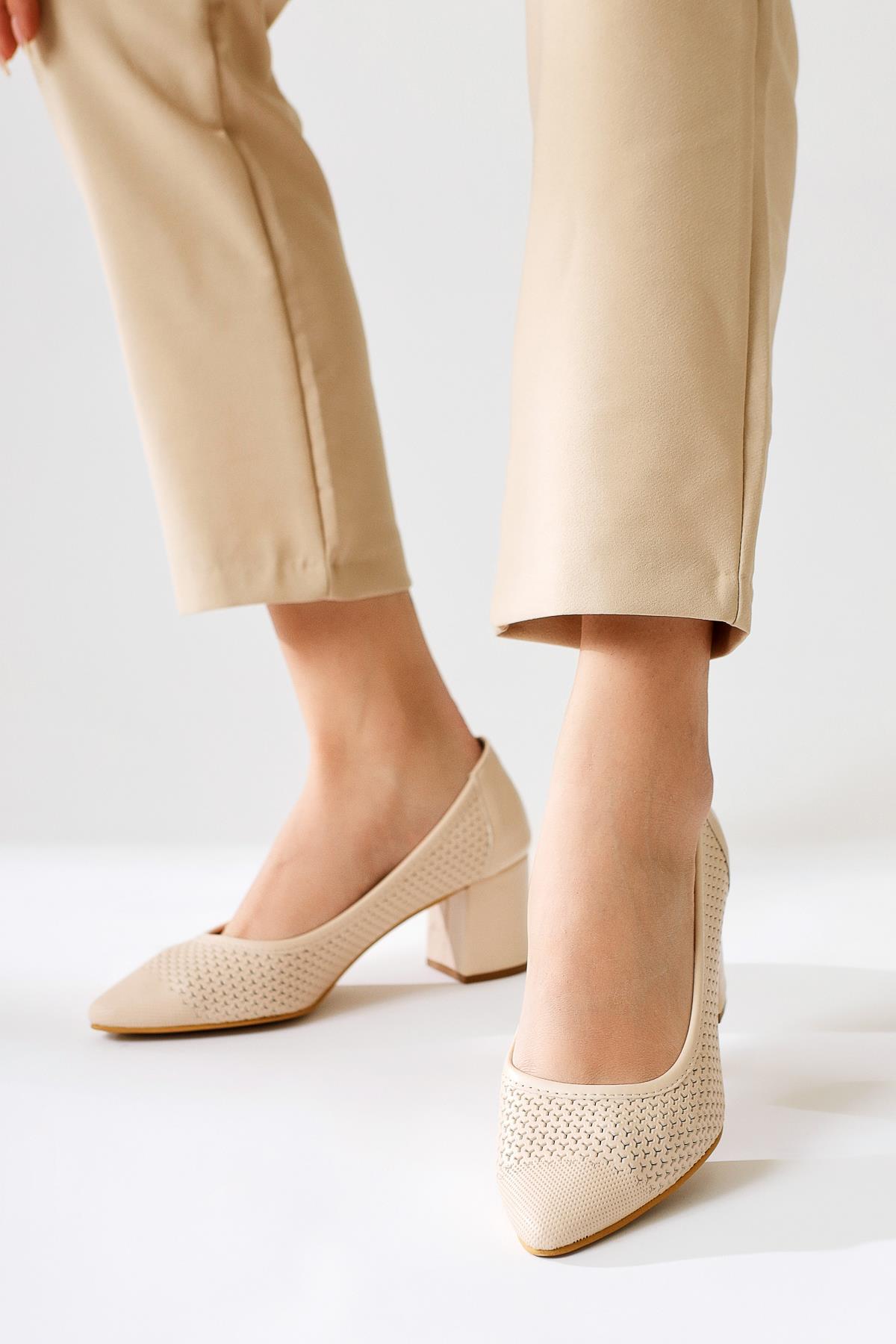 Nazneen Cream Pointed Toe Patterned Heeled Shoes