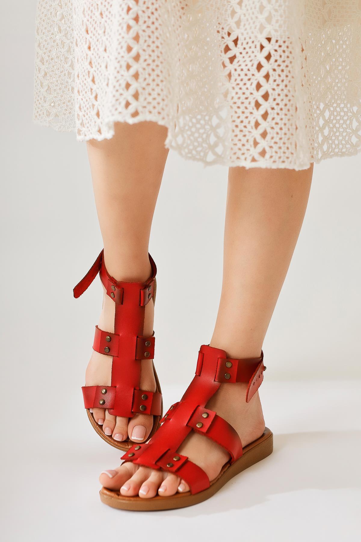 Rayen Echtes Leder Rote Dreifach-Riemen Nieten Gürtel Sandalen