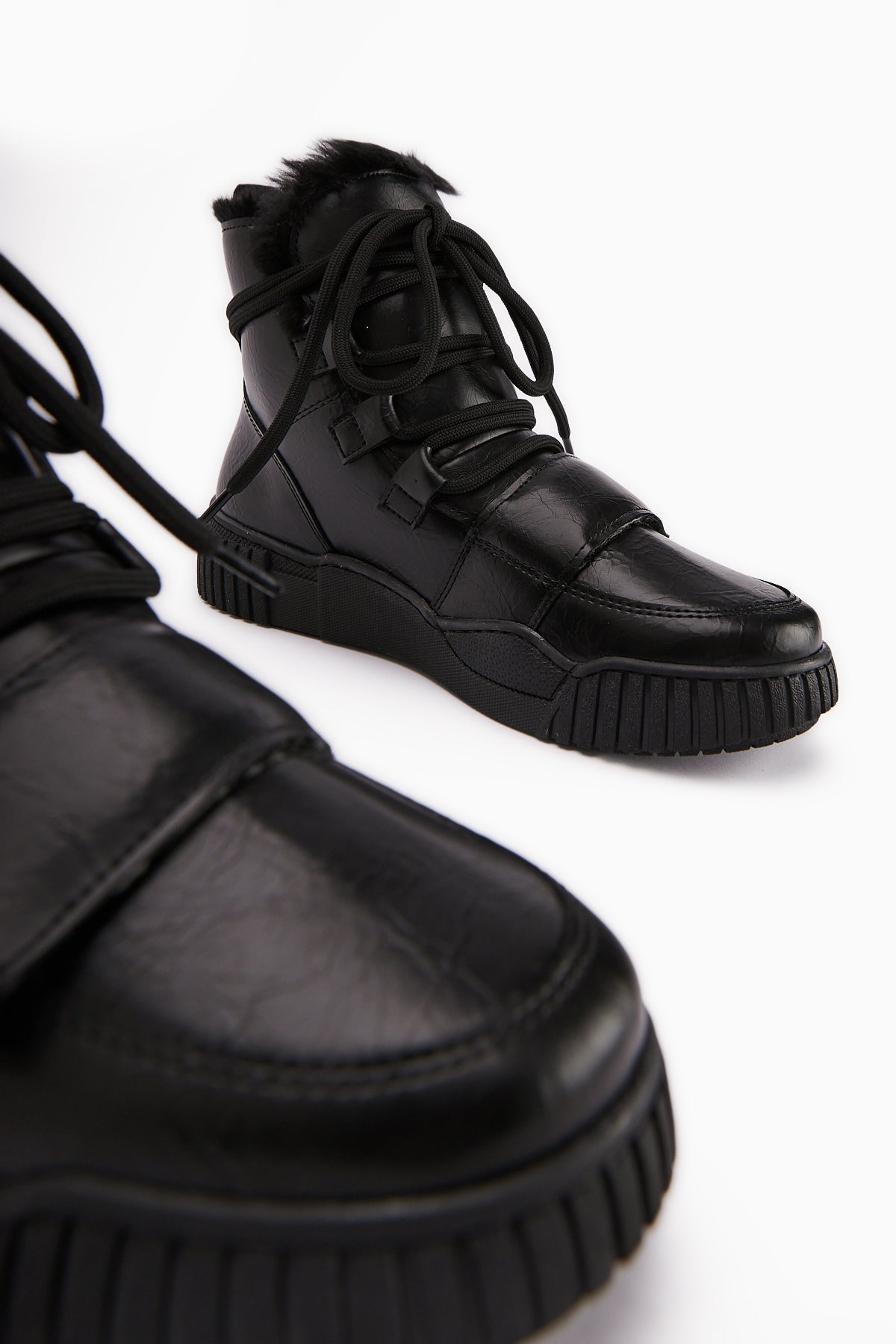 Yanisa Black Fur-Lined Lace-up Women's Sport Boot