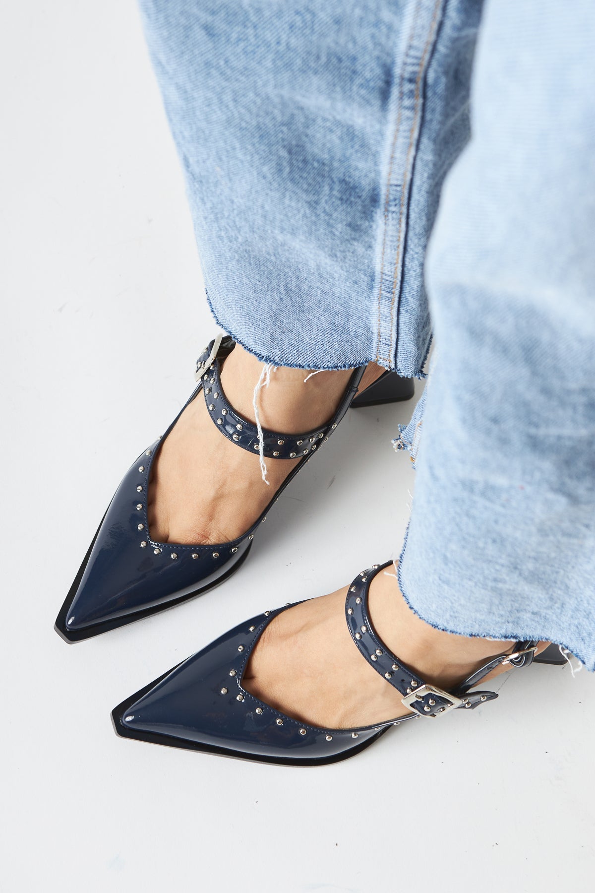 Nuria Marineblaues Lackleder Spitze Zehenriemen Sandalen für Frauen