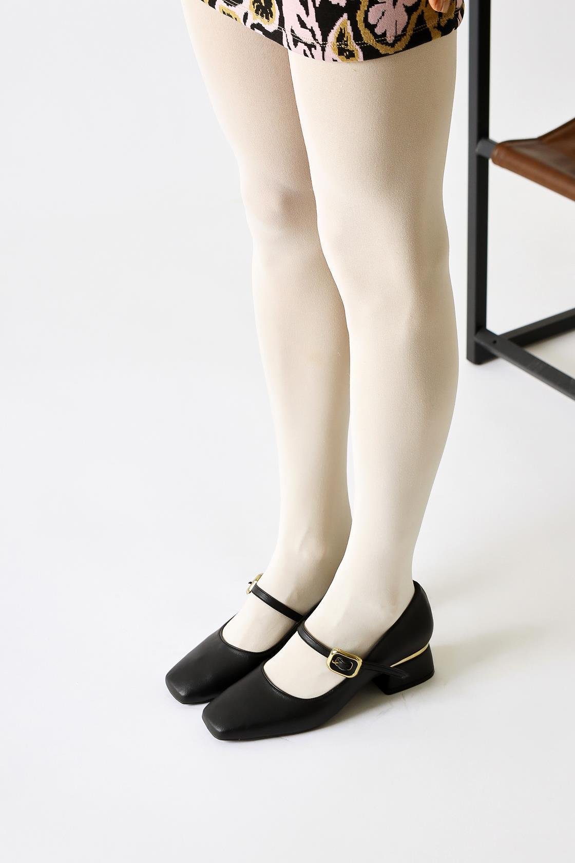 Abby Schwarze Quadratische Zehe mit Schnallen Detail Freizeitschuhe