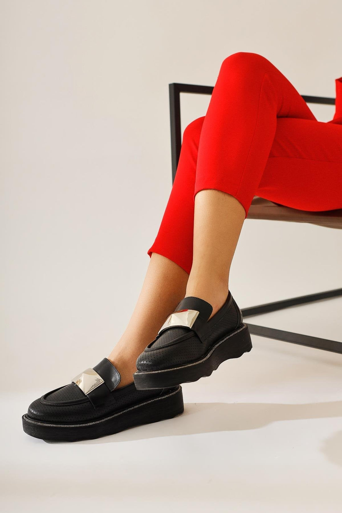 Khloe Schwarz Schnallen-Detaillierte Perforierte Mokassin Schuhe