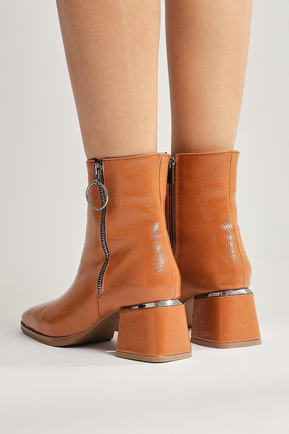 Deyana Taba Knittertes Lackleder mit Reißverschluss Accessorized Stiefel