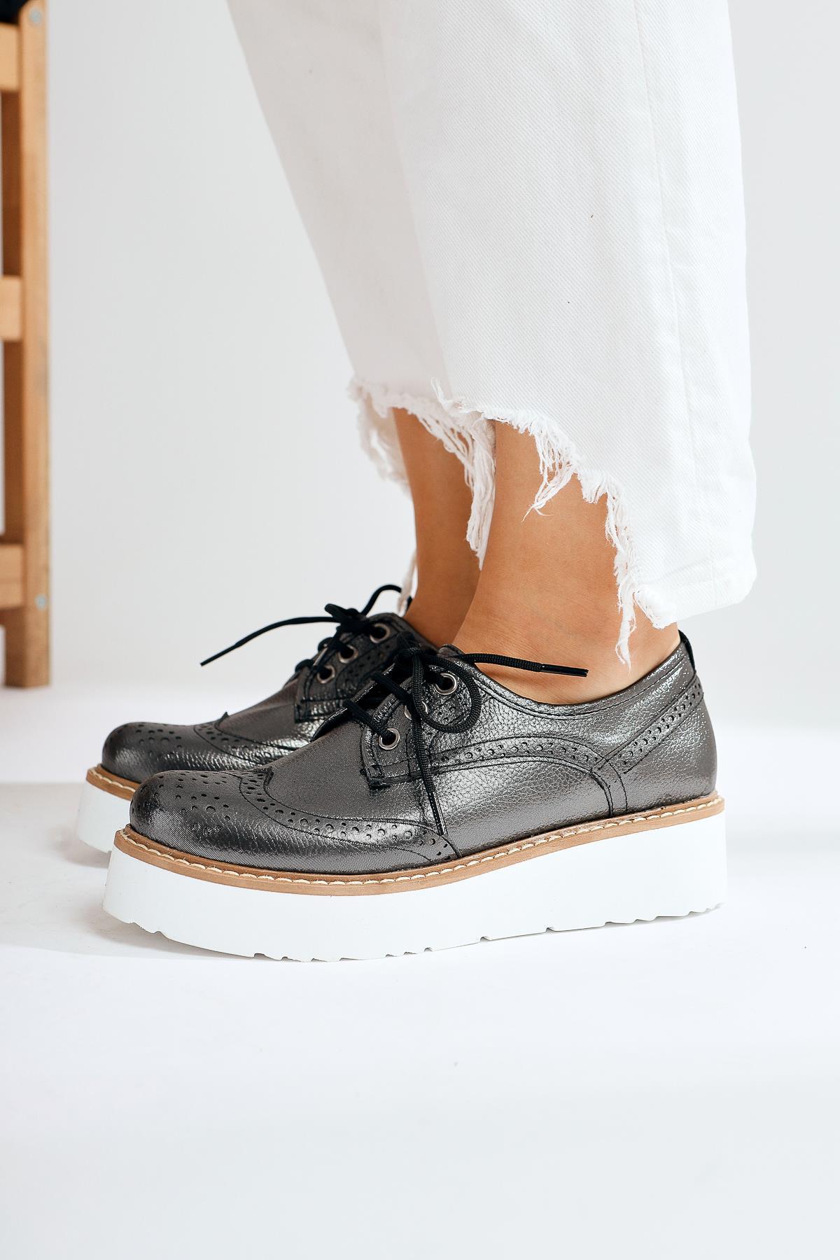 Lila – Lila Platin Oxford mit Schnürung, Plateau und Laser-Cut (Damen)